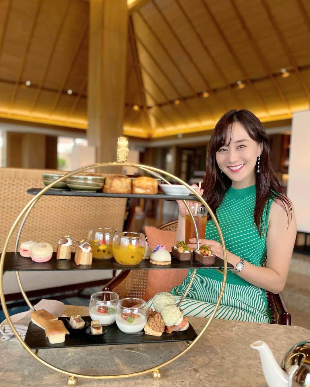 村上麻衣のインスタグラム：「沖縄のアフタヌーンティーは、 シークワーサーとか グァバ、きび砂糖などが使われたいつもとは違うスイーツがたくさんで 美味しかった〜🌺  窓からゴルフ場が見えて とても気持ちよさそうで、 いつか私もやってみたいなーと思いました⛳️  #時差投稿#沖縄 #okinawa #アフタヌーンティー #ヌン活」