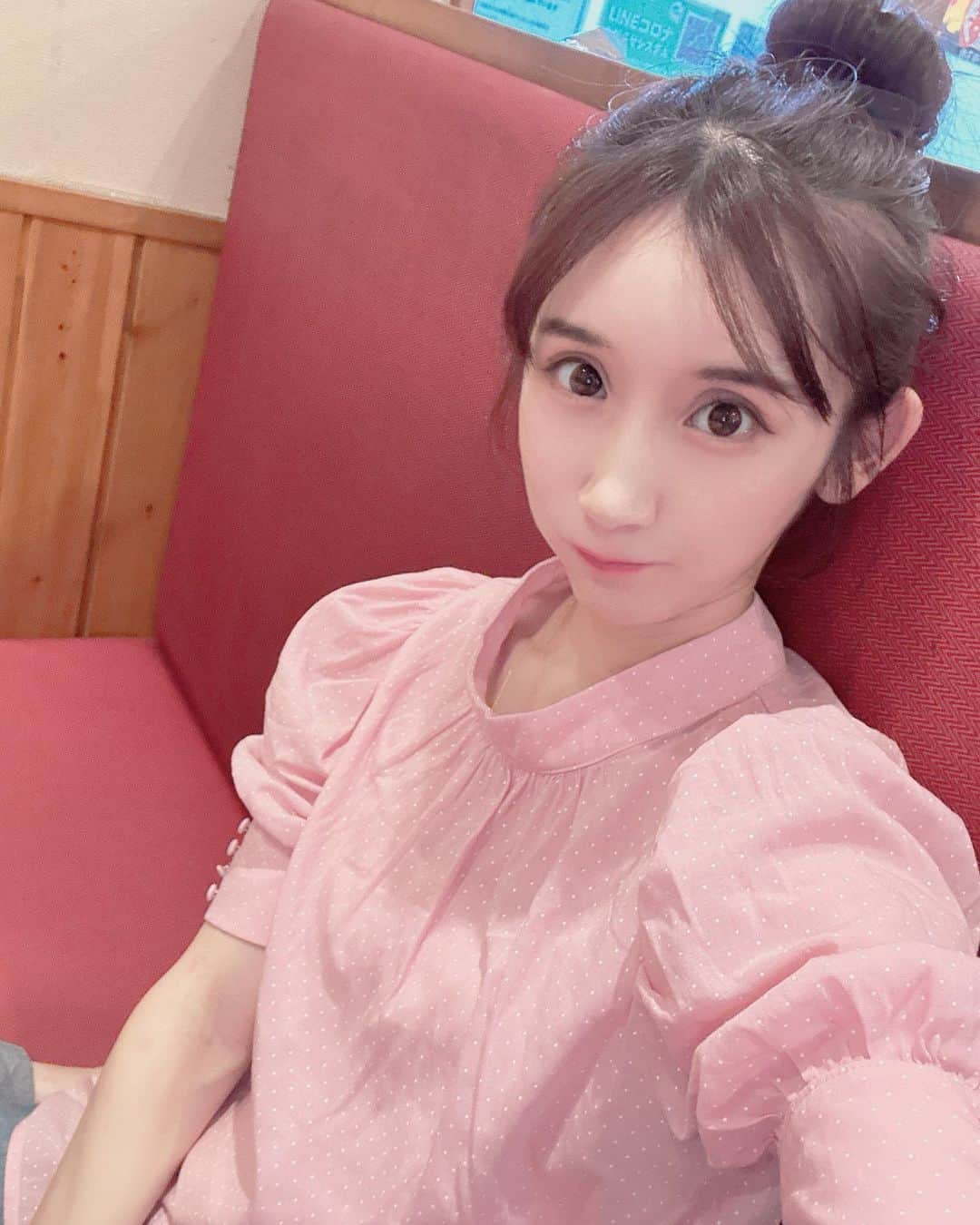 小原春香のインスタグラム：「子連れラーメン🍜屋さん行ったら 想像超えて美味しくて🥹 & 子連れに優しい🥹 （ベビーチェア・子供用の取り皿・絵本・くじ引き） 絶対また行こう！！ となり、ラーメン食べたくて わくわくして行ったのです♡  しかし、 ・麺の硬さ/  ふつう ・スープの濃さ/ こいめ ・脂の量/  ふつう  選べるのを、私間違えたみたい？で全然味が違った👅しょっぱくて。 完食したらスタンプ1つ、集めたくなって行ったら🫥ぴえんごめん。という気持ちでした🥴 でも、たまたまスタンプ3倍dayでパパの完食でスタンプ一気に3つ🤭 私はスープまで完食ならず🫨  ・ ふつう/ふつう/こいめ だったのかなぁ🧐 パパは全部　ふつう　だった。といってました🙁 ・ またリベンジ。 ・ 坊や。はいつもピース✌️をしようとしてますが まだできません🥰」