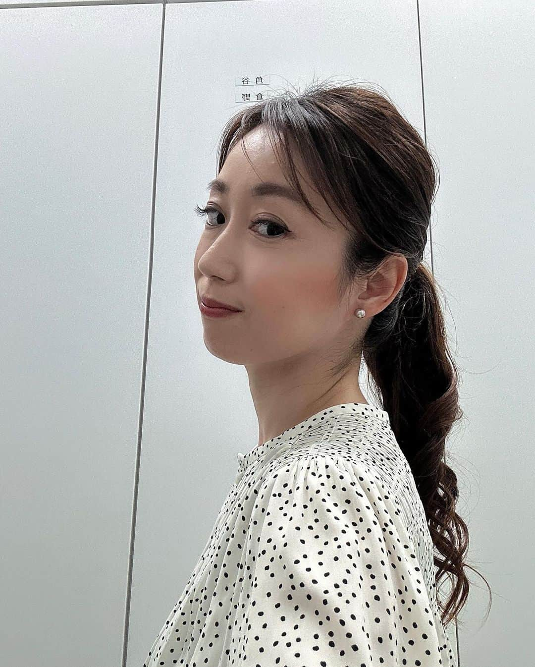 倉野麻里のインスタグラム：「続ポニーテール。 高めに結んでも、結構長さが出てきました🐎  投稿が変わり映えしなくてすみません😅  #日経ニュースプラス9 #BSテレ東 #ポニーテール推し」