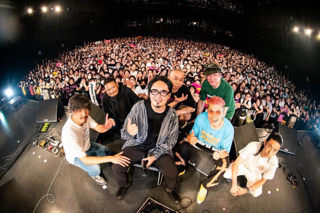 フルカワユタカのインスタグラム：「mugendai the carnival 2023完走  各スタッフ 夜ダン バンアパ そしてメイニアをはじめとしたフロアのみんな  最高な旅をありがとうございました  集合写真 ど真ん中で椅子に座って手柄独り占めみたいになってますけど  違います  イタフェスから続く 「フルカワユタカに一人で相撲をとらせようキャンペーン」によるもので 後輩ハラスメント(年上ちゃんとしろハラスメント) の一種です  だけど  マジで嬉しそうね 45にもなってこんなに満ち足りた顔させてもらえるんなら一人相撲で結構  いずれしっかりみんなを巻き込んでやる 笑  さて 無限に続くこのカーニバルは2024年へ  絶賛企画進行中 来年も素敵な旅にするのでどうぞお楽しみに  photo by Rui Hashimoto @ruihashimoto」