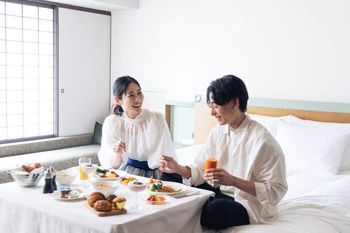 ヒルトン大阪 Hilton Osakaさんのインスタグラム写真 - (ヒルトン大阪 Hilton OsakaInstagram)「旅先の朝食は、お部屋でゆっくりと楽しみませんか？🍳  ヒルトン大阪では、選べる卵料理や焼きたてパン、フルーツなどが付いたアメリカンブレックファストや、和朝食などをルームサービスでご用意しています🍴  優雅な朝時間をヒルトン大阪で。  宿泊のご予約は @hiltonosaka ホームページより。  Why not treat yourself to a leisurely breakfast in the comfort of your room on your travels?🍳  At Hilton Osaka, we offer a delightful range of breakfast options for room service, including traditional Japanese breakfast and an American breakfast with a selection of egg dishes, fresh bread, fruits, and more.🍴  Start your day off right with a truly elegant morning experience at Hilton Osaka.  For more details and to make a reservation, please visit our website at @hiltonosaka   === #ヒルトン大阪 #ルームサービス #大阪旅行 #ルームサービスで朝食 #ホテル朝食 #大阪ホテル #ホテルステイ #HiltonOsaka #OsakaHotel #OsakaTravel #OsakaTrip」6月23日 18時22分 - hiltonosaka