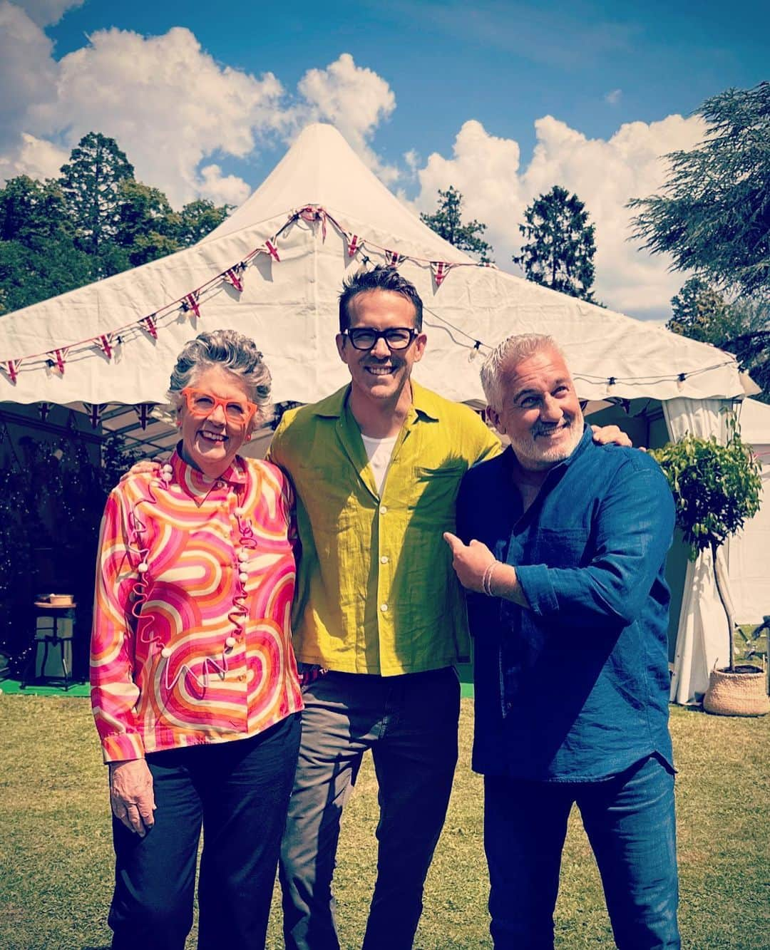 ライアン・レイノルズのインスタグラム：「A full and unconditional hug of pure serotonin  @paul.hollywood & @prueleith   📷: @sophiatravaglia」