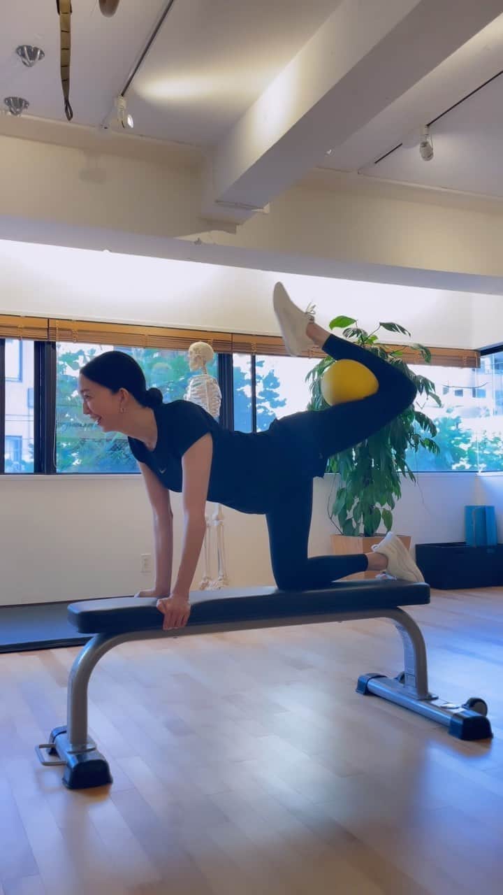 のインスタグラム：「またまたWorkout💪🏻 腕プルプルしすぎて笑っちゃう🤣 この動きの前に二の腕いじめすぎた せいです💦この動きは腕ではなく ヒップに効かせてます🍑 飽きっぽい私にいつも新しい動きを 提案してくれる @ryopei トレーナー👍🏻 : 1週間あっという間だな〜‼︎ 皆さん♡今週もお疲れさまでした👏🏻 #花トレ #花トレーニング #ジム #トレーニング #ワークアウト #gym #training #workout」