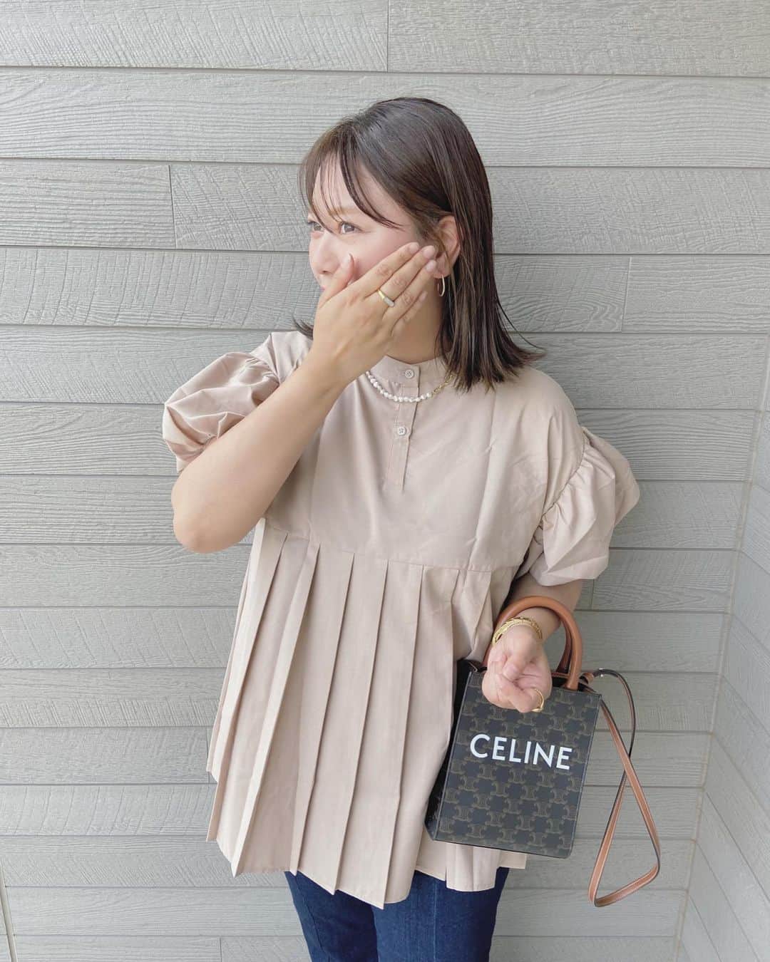 mmmaaakkkiiikkkoooさんのインスタグラム写真 - (mmmaaakkkiiikkkoooInstagram)「\ プリーツデザイン/ @kirakirashop_kg のプリーツ切り替えパフブラウス💛  6/23 10:00 - 6/24 09:59まで24時間限定 「SNS限定」シークレットクーポン利用で 定価3,580円のところ、 50%OFF→1,790円（送料無料）🉐  パフスリーブの程よいボリューム感がかわいくて二の腕カバーも◎ ヒップラインが隠れるから自然に体型カバーも◎✨✨  ストーリーからチェックしてみて下さい🏷 . . . . . tops/ @kirakirashop_kg  pants/ @reedit_official  bag/ @celine  . . . . #kirakirashop#kirakira_style#大人コーデ#韓国ファッション#レディースファッション#プチプラファッション#プチプラコーデ#プチプラ#デニム#ヘアアレンジ#大人女子#ロングスカート#モノトーンコーデ大好き#mamagirl #ママファッション#カジュアルコーデ#シンプルコーデ#ハンドメイドアクセサリー#nail#セルフネイル」6月23日 17時01分 - mmmaaakkkiiikkkooo