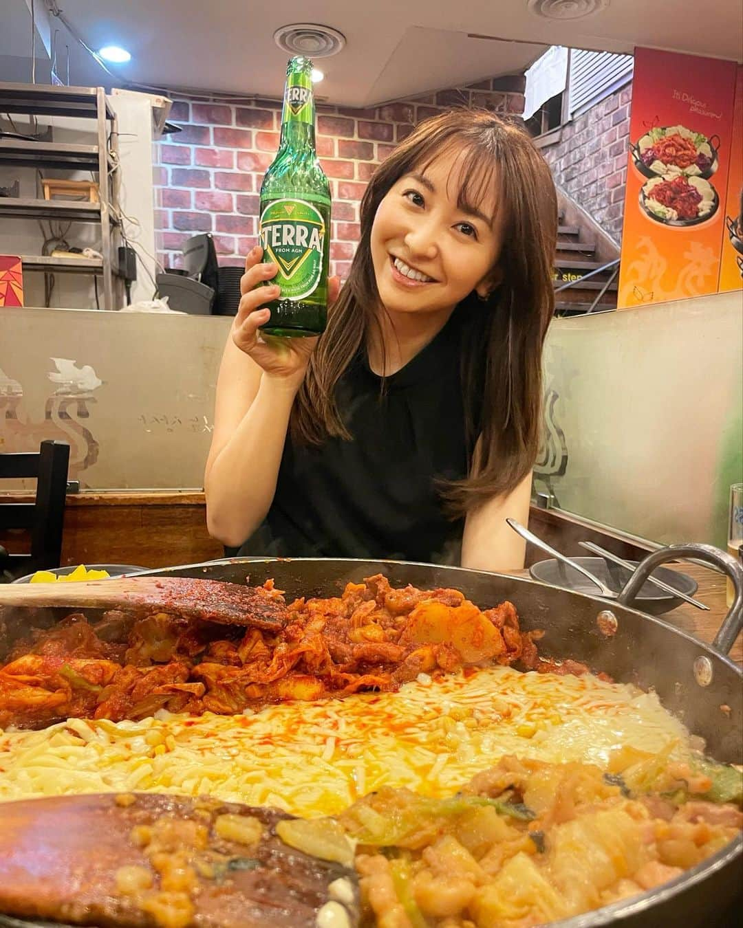 袴田彩会さんのインスタグラム写真 - (袴田彩会Instagram)「『旅気分アップデートトリップinソウル』 BSフジで明日放送です✨ 6/24(土)5:00～5：55  写真はロケ後のOFF SHOT📷 どうしてもチーズタッカルビが食べたくて、夜ご飯にスタッフの皆さんと明洞の人気店へ😋  #bsフジ  #仙台放送 #ツアーウェーブ #韓国グルメ  #チーズタッカルビ  #袴田彩会」6月23日 17時01分 - ayae.ha