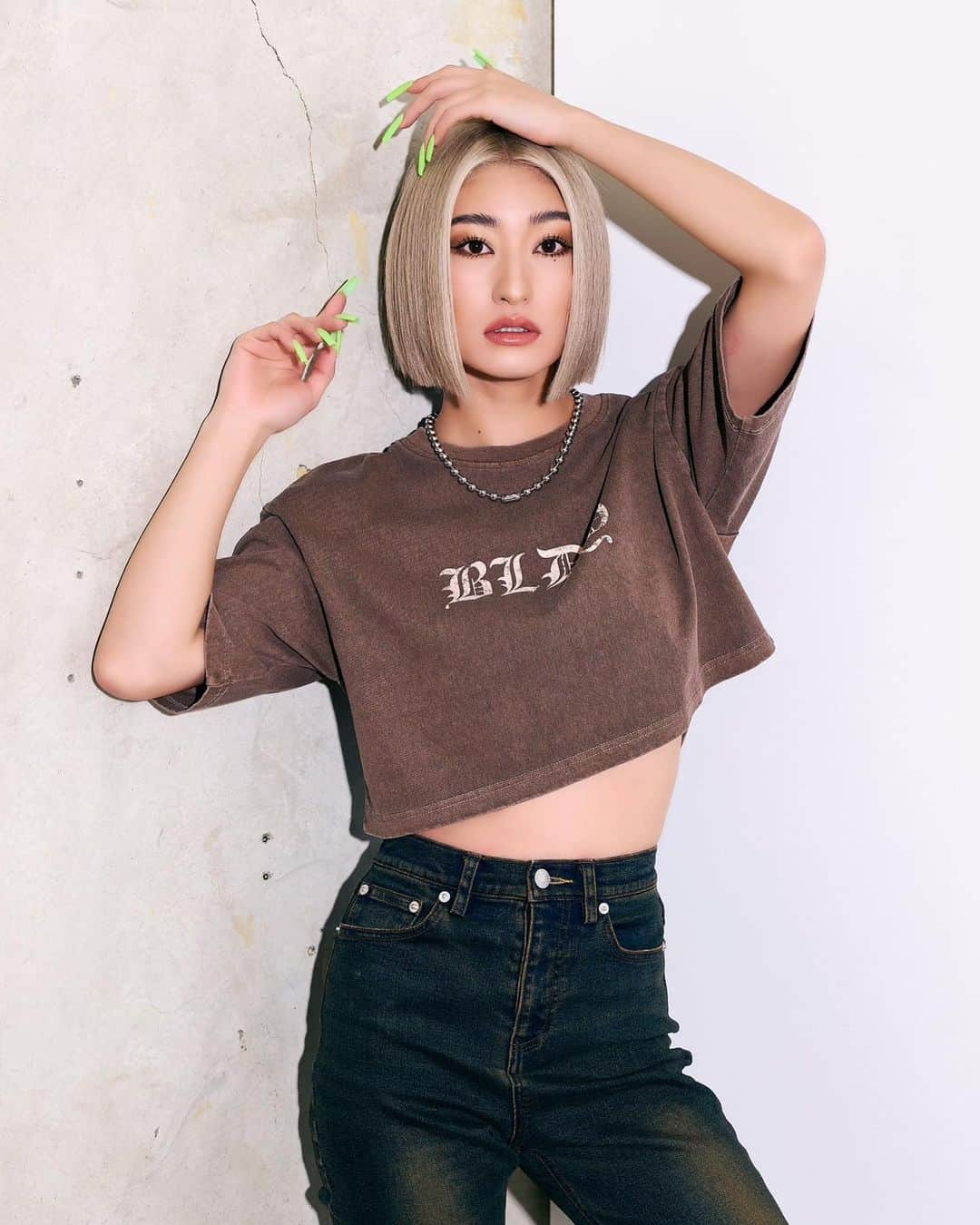 nutsのインスタグラム：「𝗕𝗟𝗢𝗡𝗗𝗘𝗬 × 𝗻𝘂𝘁𝘀 @blondey_official   ピグメントクロップドTシャツ ￥3,960  ビンテージライクフレアデニム ￥5,500  Model @maaya___0220   Photographer @yutomono9   Hairmake @toyoda_madoka」