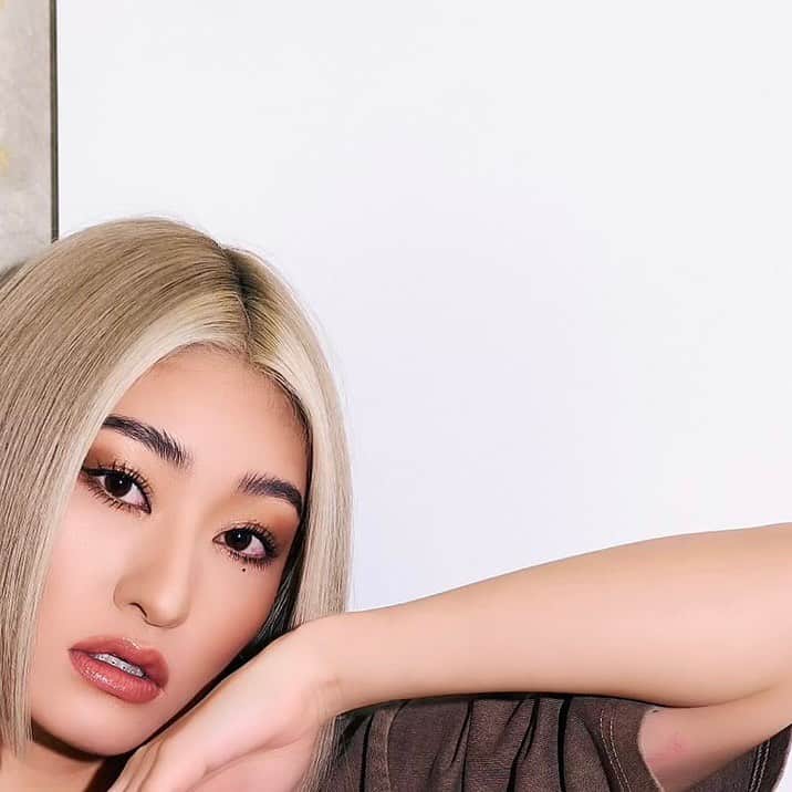 nutsのインスタグラム：「𝗕𝗟𝗢𝗡𝗗𝗘𝗬 × 𝗻𝘂𝘁𝘀 @blondey_official   Model @maaya___0220   Photographer @yutomono9   Hairmake @toyoda_madoka」
