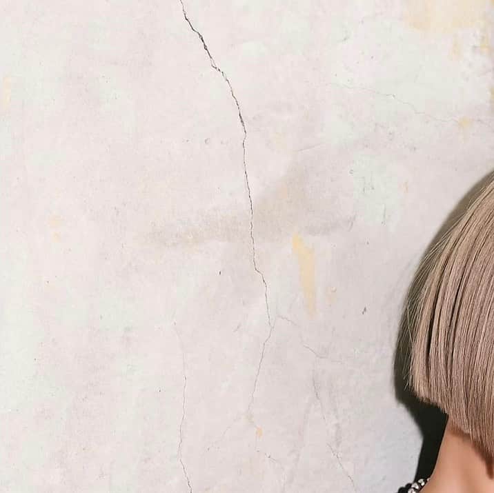 nutsのインスタグラム：「𝗕𝗟𝗢𝗡𝗗𝗘𝗬 × 𝗻𝘂𝘁𝘀 @blondey_official   Model @maaya___0220   Photographer @yutomono9   Hairmake @toyoda_madoka」