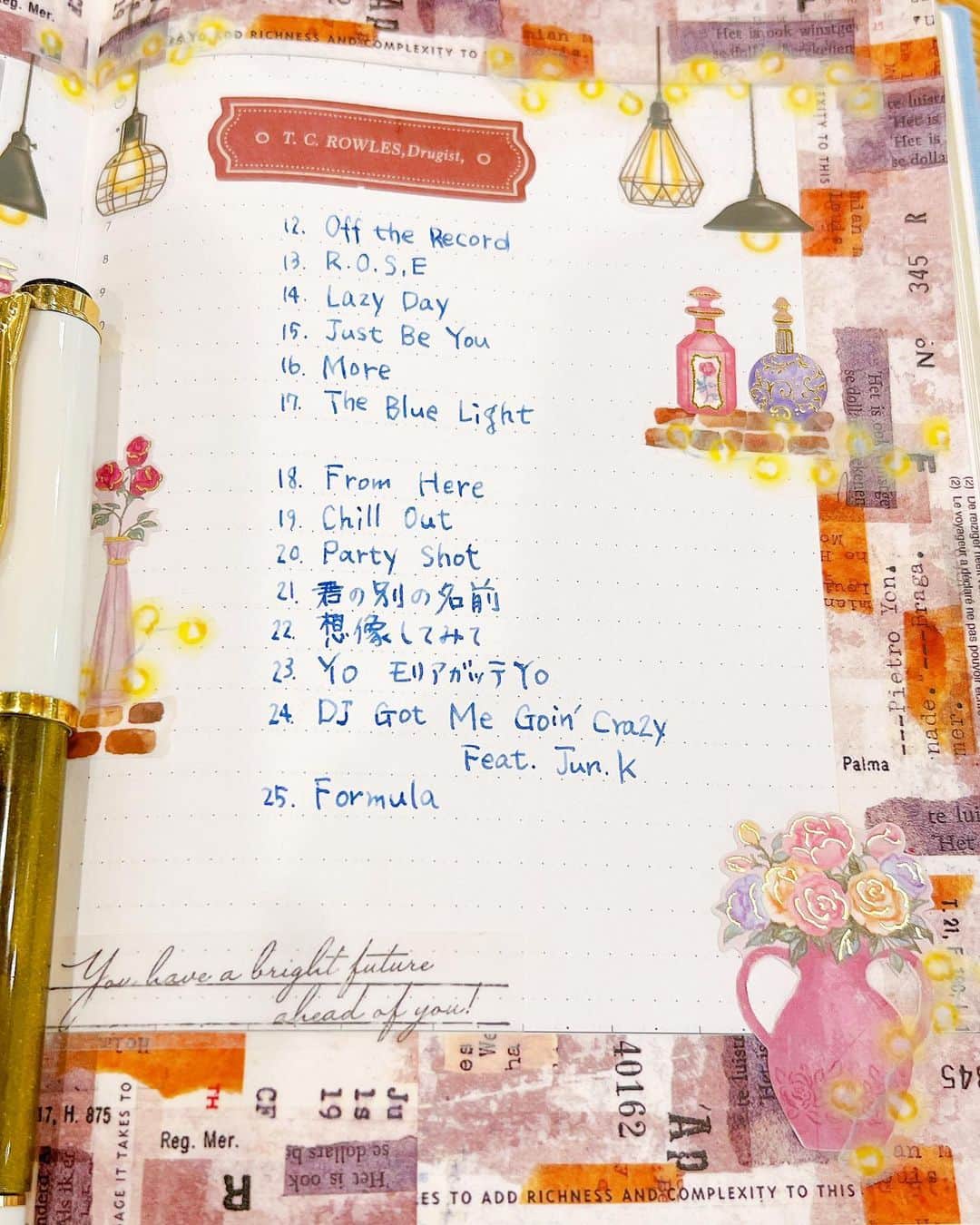 ＊kumi＊さんのインスタグラム写真 - (＊kumi＊Instagram)「2023.06.23.fri.  スタバでアイス抹茶ティーラテ🍵  そして、やっとライブのセットリストが書けました✨  トラベラーズノートの推し手帳は貼ったり貼ったりする手帳なので(笑)、字を書きたい時はEDiT手帳。  やっぱり万年筆で字を書くのが楽しい✨ ホントは日本語を書く方が好きなんだけど、ほぼアルファベットのタイトルでした…🤣  EDiT手帳の良いところは、万年筆で書いてても気持ちの良い紙質👍 そして、罫線がドットで罫線をジャマだなぁと思うことがなく、 それでいてちゃんと字を揃えたり、シールを真っ直ぐに貼りたい時などの目印になる✨  日付の入ってる1日1ページの手帳というのが、自分の1年間の記録のようで好きなんです😆  時々、ゆっくり万年筆で字を書く時間をとりたいなぁ、と思ってます。 (…書く内容はなんでもいいの😆)  デコに使ったのは100均のシールやマインドウェイブのマステなどです💕  @edit_marks  @marks_tokyo  #EDiT手帳#マークス#マークス手帳#エディット#エディット手帳#手帳好きさんと繋がりたい#手帳術#手帳好き#手帳の中身#2023年手帳#EDiT手帳アンバサダー#マークスのある暮らし#editdiary#marksedit#marksstationery#marksdiary#japanesestationery#stationerylover#diary#lifelog #EDiT1日1ページ#手帳#手帳タイム#notebook #diary#stationery#マステ#マスキングテープ#シール#ノートデコ#手帳デコ」6月23日 16時55分 - kumitea6002