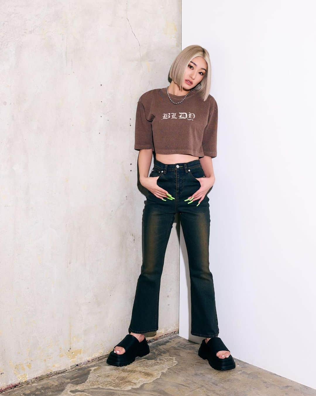nutsのインスタグラム：「𝗕𝗟𝗢𝗡𝗗𝗘𝗬 × 𝗻𝘂𝘁𝘀 @blondey_official   ピグメントクロップドTシャツ ￥3,960  ビンテージライクフレアデニム ￥5,500  Model @maaya___0220   Photographer @yutomono9   Hairmake @toyoda_madoka」
