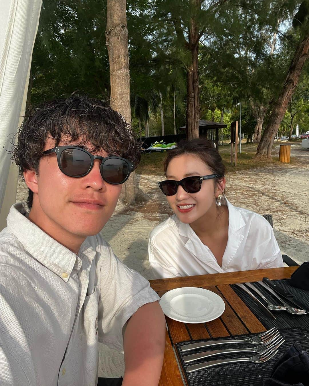 萩原舞さんのインスタグラム写真 - (萩原舞Instagram)「Memories of Langkawi   久しぶり新婚旅行の思い出レポ。 こちらで最後です..🌕  旅の最終日も海辺で贅沢プライベートディナー。  @the_danna_langkawi に宿泊してたから、そのまま夕食はザダナで食べました。  波の音を聞きながら食事をしてたら 野生のワンちゃんが散歩していたり 小鳥が泣いていたり とてもゆったりとした時間を過ごせました。  お料理も本当美味しかったし、 最高の旅の締めだったな〜。  もう、新婚旅行行ったのが4ヶ月前か。 はやいな〜😭あっという間。  新婚旅行先もすごく2人で悩んだし ちょうど旅行いく数日前に色々重なったり、お互い行ったことのない国だったから最初は不安もあったけど、現地の方がみんな優しくて、自然がいっぱいで ランカウイを選んでよかったと思ってます...🌴  @mydish_yuki と居るといつも笑顔が絶えないけど、新婚旅行に行って改めて幸せだなと思ったし、感謝の新婚旅行でした。 ありがとう...🌿  また2人で色々な国へ旅行にいきたいな〜。  最後まで新婚旅行レポ読んでいただきありがとうございました📽️🤍  @yu_maivlog のYouTubeでも新婚旅行のvlogも載せてますので ぜひご覧ください💞  #honeymoon  #thedannalangkawi  #langkawi」6月23日 16時58分 - mai_hagiwara_22462