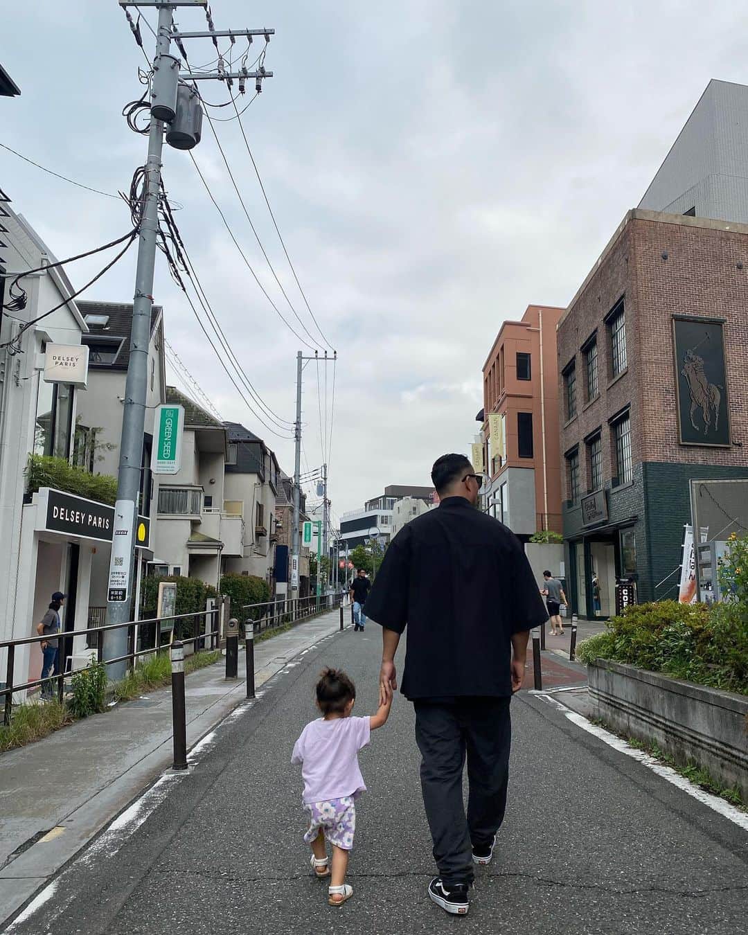 三方美穂さんのインスタグラム写真 - (三方美穂Instagram)「久しぶりに家族で東京に🗼 長時間の車の中ですごく助かった2枚目！笑 紙マスクをケースの間に挟んでゴムはクリップで止めたよ🩷 見た目はどうあれ助かった😌  毎度家族で東京来た時は私が好きなシティーショップに行くのが恒例🥗 ぶらぶらお散歩してても暑くもない気温も助かる🥹  心は道にいる自分より少し年上のお姉ちゃん、お兄ちゃん見つけると近づきすぐ手を握る。笑 ある意味すごいコミュ力高め。  無事にホテルについてまったり😌東京に来ると予定をたくさん入れてしまうけどまったりも良き🩷 #東京 #家族旅行 #tokyo」6月23日 16時59分 - mihomikata