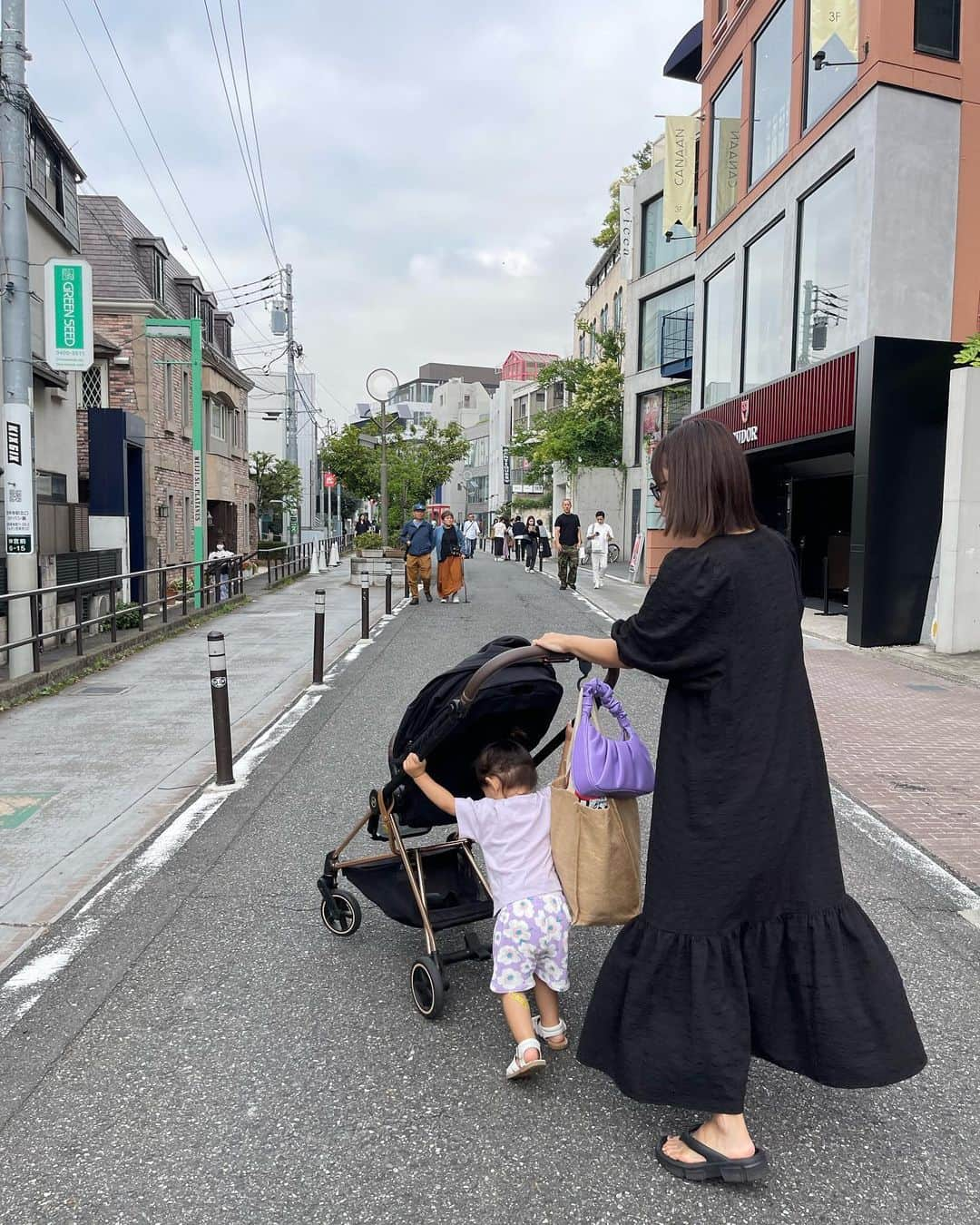 三方美穂さんのインスタグラム写真 - (三方美穂Instagram)「久しぶりに家族で東京に🗼 長時間の車の中ですごく助かった2枚目！笑 紙マスクをケースの間に挟んでゴムはクリップで止めたよ🩷 見た目はどうあれ助かった😌  毎度家族で東京来た時は私が好きなシティーショップに行くのが恒例🥗 ぶらぶらお散歩してても暑くもない気温も助かる🥹  心は道にいる自分より少し年上のお姉ちゃん、お兄ちゃん見つけると近づきすぐ手を握る。笑 ある意味すごいコミュ力高め。  無事にホテルについてまったり😌東京に来ると予定をたくさん入れてしまうけどまったりも良き🩷 #東京 #家族旅行 #tokyo」6月23日 16時59分 - mihomikata