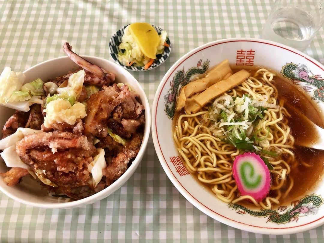 ホリエアツシさんのインスタグラム写真 - (ホリエアツシInstagram)「#ゲソ丼 という概念🦑 ゲソ丼(しょうが)+ミニラーメン #花ちゃん #旭川」6月23日 16時59分 - a.horie