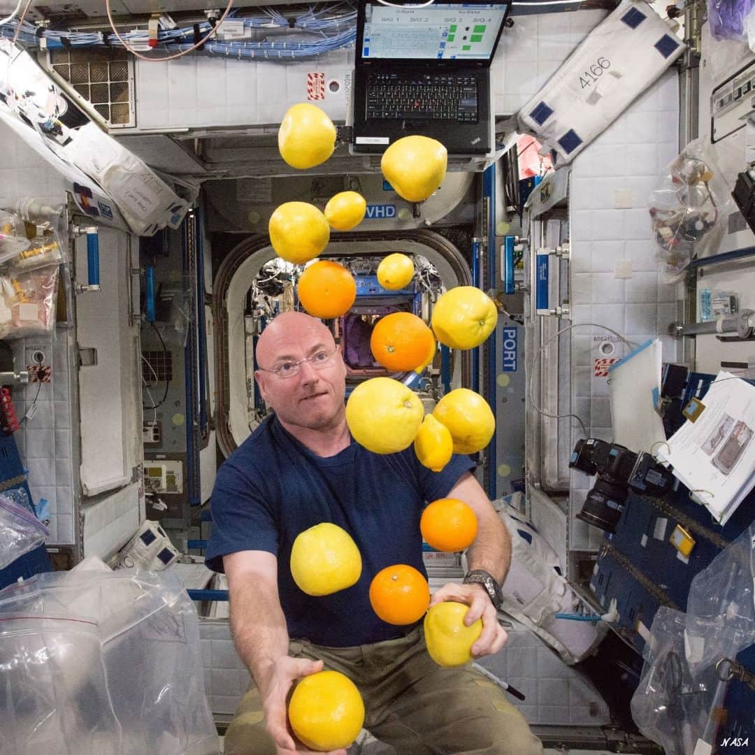アメリカ大使館さんのインスタグラム写真 - (アメリカ大使館Instagram)「NASAのスコット・ケリー宇宙飛行士が「こうのとり」(HTV)5号機で輸送された新鮮な果物でスペース・ジャグリングを楽しんでいます。  #NASA #こうのとり #Space #宇宙」6月23日 17時00分 - usembassytokyo