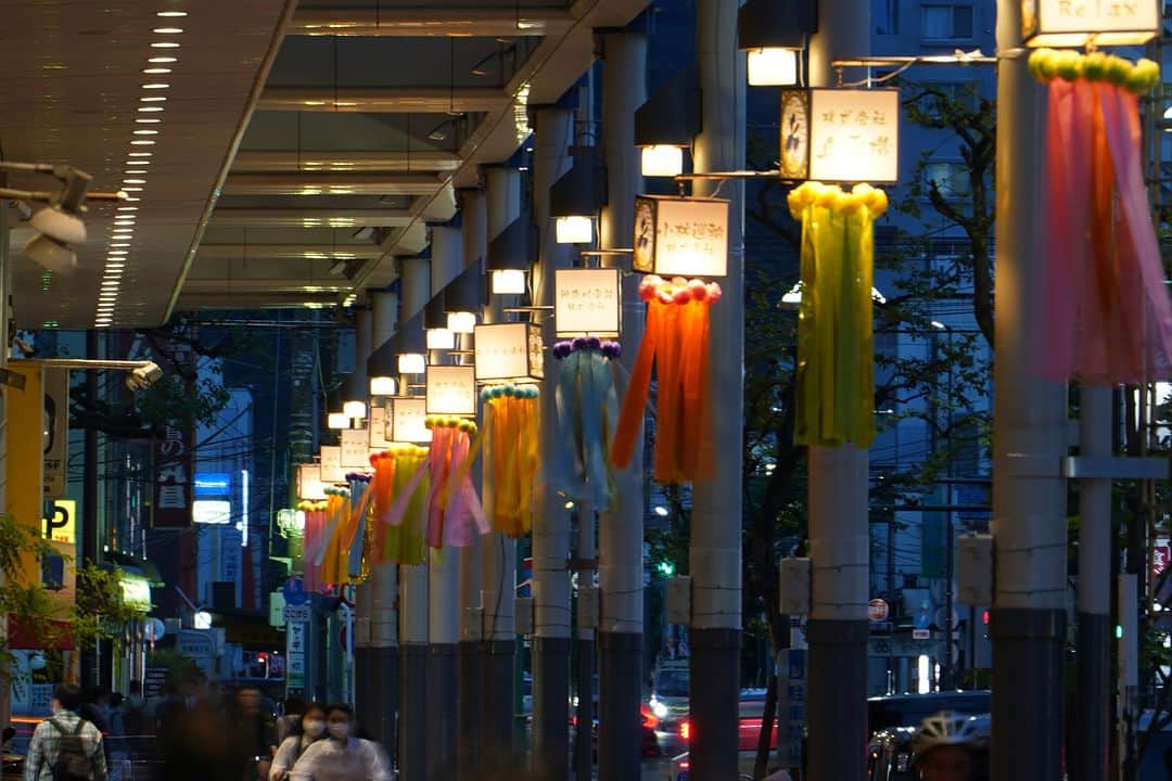平塚市さんのインスタグラム写真 - (平塚市Instagram)「平塚駅北側の商店街のアーケード下が七夕飾りで彩られています✨ 昼もキレイだけど、ライトアップされた夜の飾りもおすすめです⭐️ 七夕まつりまであと２週間❗️４年ぶりの夜の七夕のムードをぜひ味わってください💡 #手をつなぎたくなる街 #hiratsukagood #hiratsuka　#平塚 #kanagawaphotoclub #湘南ひらつか七夕まつり　#七夕まつり　#七夕祭り　七夕🎋 #七夕制作 #七夕 #七夕飾り　#七夕飾り制作 #たなばた　#たなばた飾り　#たなばた制作 #今日もお疲れ様でした #日々　#暮らし　#週末の過ごし方 #instagramjapan　#igersjp　#japanphoto」6月23日 17時00分 - hiratsukagood