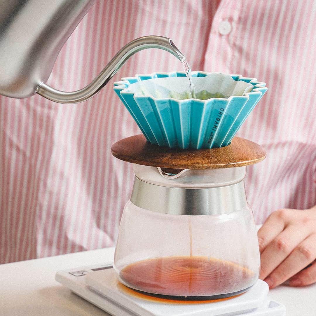 UCC上島珈琲さんのインスタグラム写真 - (UCC上島珈琲Instagram)「. ＼お気に入りのコーヒーアイテムを見つけよう🔍／ ORIGAMIドリッパーでコーヒーを淹れたい人は「🙌」をコメントしてね☕️  最近は雨予報が続いたり、お出かけの予定が立てにくいな... そうだ💡今日はお家でコーヒーを淹れてゆっくりしよう😊  この前、おしゃれなコーヒー器具を見つけたから買っちゃった♪ お父さんは黒を持っているんだけど、自分用に少し小さいサイズで、カラーはターコイズをチョイス✨  自分で選んだ器具を使うと愛着が湧いてコーヒーを淹れる時間が楽しくなるな～❣️  ～～～～～ ＼雨の日こそ！おうちカフェを満喫💙／  この季節はじめじめと雨の日が続き、なかなかお出かけの予定が立てにくいですよね☔ そんな時こそ、お気に入りのアイテムを使っておうちカフェを充実させてみてはいかがでしょうか❔  ORIGAMIドリッパーは、円錐型フィルターとウェーブ型フィルターの2種類を使うことができるので、その日の気分に合わせた味わいのコーヒーを淹れることができます😉  色の種類も豊富なのできっとお気に入りが見つかるはず👀✨ 自分の好みにピッタリな器具を見つけて、 コーヒータイムを、より特別な時間にしちゃいましょう♪ ～～～～～  #豆村さんち #豆村さんちの長女 #コーヒー生活 #コーヒー器具 #コーヒードリッパー #おうちカフェ #おうちコーヒー #ORIGAMI #ORIGAMIドリッパー #珈琲 #ブラックコーヒー #ホットコーヒー #アイスコーヒー #コーヒー #コーヒータイム #家淹れコーヒー #コーヒーのある暮らし #コーヒー好きな人と繋がりたい #コーヒー大好き #コーヒー豆 #コーヒー部 #coffee #ucc #ucc上島珈琲 #uccコーヒー」6月23日 17時00分 - uccueshimacoffee