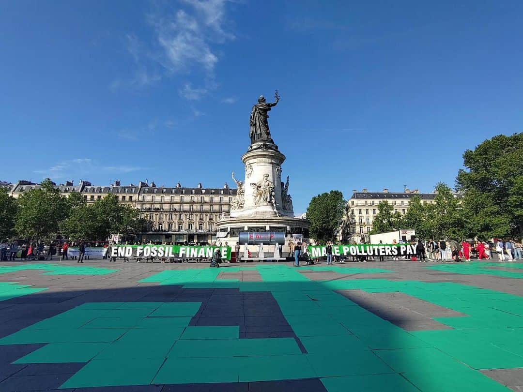 グレタ・トゥーンベリのインスタグラム：「Week 253. Today we are protesting and striking in Paris, during the Summit for a New Global Financial Pact hosted by Macron. We need a clear vision and concrete milestones for reforming the global financial systems so that they prioritise people and planet. Polluters must pay, and we need to stop fossil financing and rapidly scale up renewable energy. We need to fund losses and damages for those affected by the climate crisis and cancel the debt crisis for countries in the global south, as reparations for historic exploitation and to make a sustainable transition possible for everyone. This is after all about people. We need fundamental reforms, not just easy wins. #FridaysForFuture #ClimateStrike  #EndFossilFinance #MakePollutersPay」