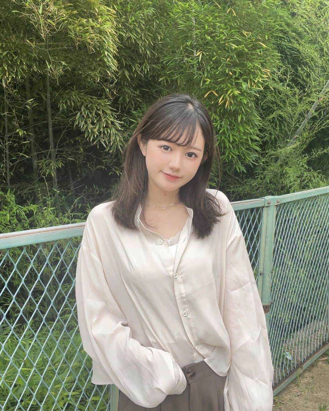 りんぴぴのインスタグラム：「‪‪❤︎‬ 今日から5日間東京いるよ🗼✨  Shirt👔：@classicalelf_official 身長155cm アイボリー/Ｍサイズ着用 カラバリ5色で豊富✨   #classicalelf #クラシカルエルフ #エルフコーデ #タイアップ」