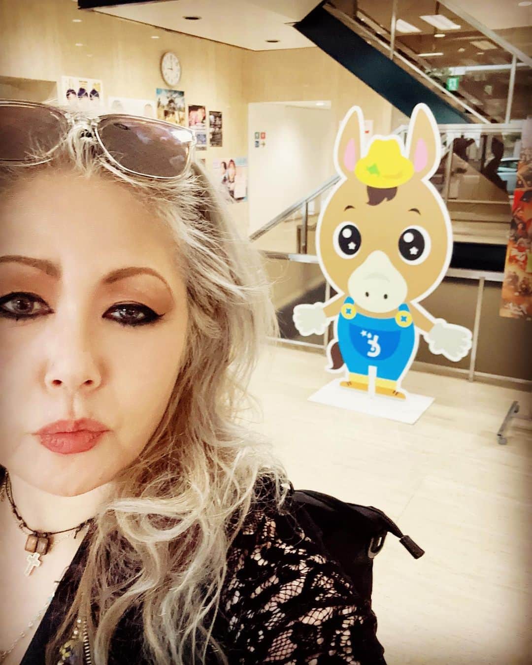 JILLのインスタグラム：「札幌にて函館キャンペーン💕 頑張ってるぅ💪 明日は、ほぼソールドアウトらしい。 当券でるのかなぁ？ マウントアライブか CUBE GARDENに お問い合わせ下さいませ🙏 嬉しい💕  #6月24日_札幌CUBE GARDEN —————————————- PERSONZ「I AM THE BEST TOUR」 6月18日_高知県立県民文化ホール グリーンホール 6月24日_札幌CUBE GARDEN 7月02日_ヒューリックホール東京 7月22日-仙台rensaホール 7月23日_函館金森ホール 8月04日_名古屋ダイアモンドホール 8月05日_大阪クラブクワトロ 8月11日_新潟LOTS 8月12日_高崎芸術劇場スタジオシアター 8月26日_福岡電気みらいホール —————————————-  #jillpersonz  #personz  #youtubepersonzチャンネル #note  #jillpersonz  #エアプレ #JILLプレ #ラジオ高崎 #三味線jill屋」