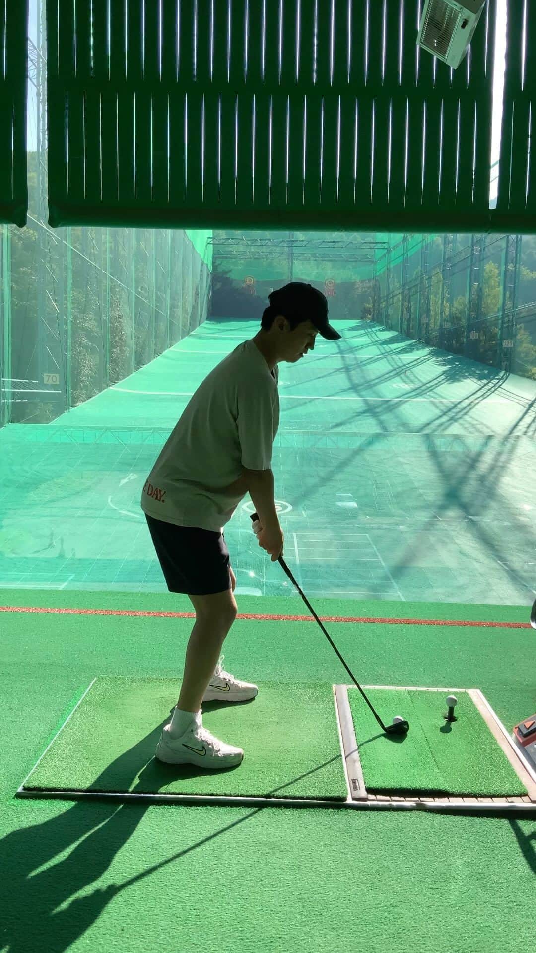 イン・ギョジンのインスタグラム：「뭐가달라졌을까? #엄보형프로 #골프」