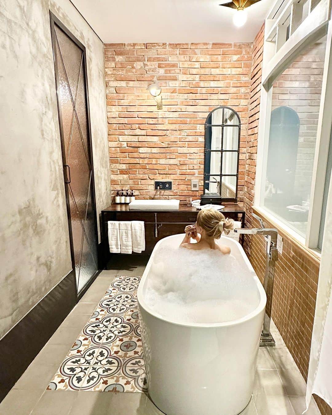 YuhKawasakiさんのインスタグラム写真 - (YuhKawasakiInstagram)「📍HOTEL LOFT 세련된 호텔🤍🛁🫧 ： ： ： ： ： ： ： #Hotelloft#ホテルロフト#韓国ホテル#堂山#堂山ホテル #ソウルホテル#渡韓#渡韓ホテル#トランカー#ホカンサー#韓国ホカンス#渡韓記録 #渡韓レポ #渡韓情報 #渡韓計画 #泡風呂#おしゃれな部屋 #コスパホテル #韓国旅行 #韓国1人旅 #韓国情報 #浴槽#入浴中 #全身浴#韓国オシャレ#デザイナーズホテル#海外ホテル#agoda#格安旅行 #格安航空券」6月23日 17時07分 - yuhkawasaki