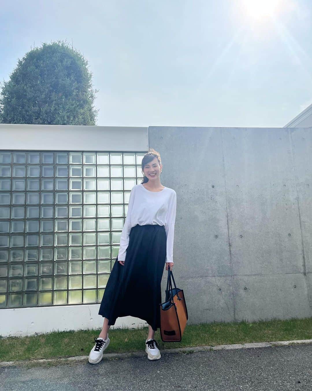 安座間美優さんのインスタグラム写真 - (安座間美優Instagram)「今日は神戸でお仕事🚅  出張のときは、とにかく楽ちん可愛い格好が絶対！  トップスもスカートも、とぅるんとぅるんでゆるゆるなお気に入りアイテム♡♥︎  #みゅうfashion」6月23日 17時07分 - mew_azama