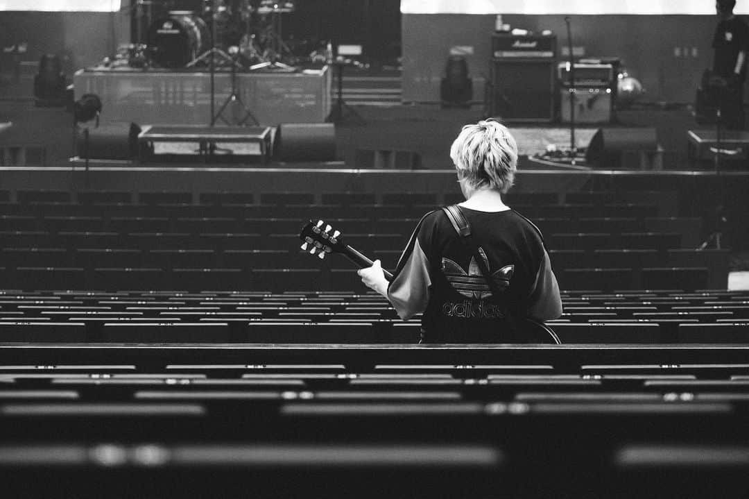 柳沢亮太のインスタグラム：「2023.06.22 アクリエひめじ ”都会のラクダ HALL TOUR 2023〜ラクダ紀行、ロマン飛行〜” #オフショット #SUPERBEAVER #写殺 @cazrowaoki」