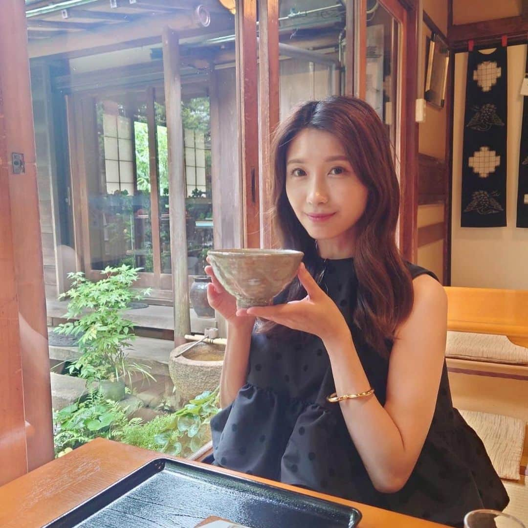 伊藤友里のインスタグラム：「自由が丘の古民家カフェでほっこり🍵 思わず入る時に「おじゃまします」と言ってしまいました☺️  私が知る全人類の中で最も博識なさや姉と🫶 @sayakakondo_official   人生何周したらこんな知見が広くなれるのだろう？🫢 今日も様々なジャンルの有益情報をありがとうほくほく💕  #古民家カフェ #自由が丘」