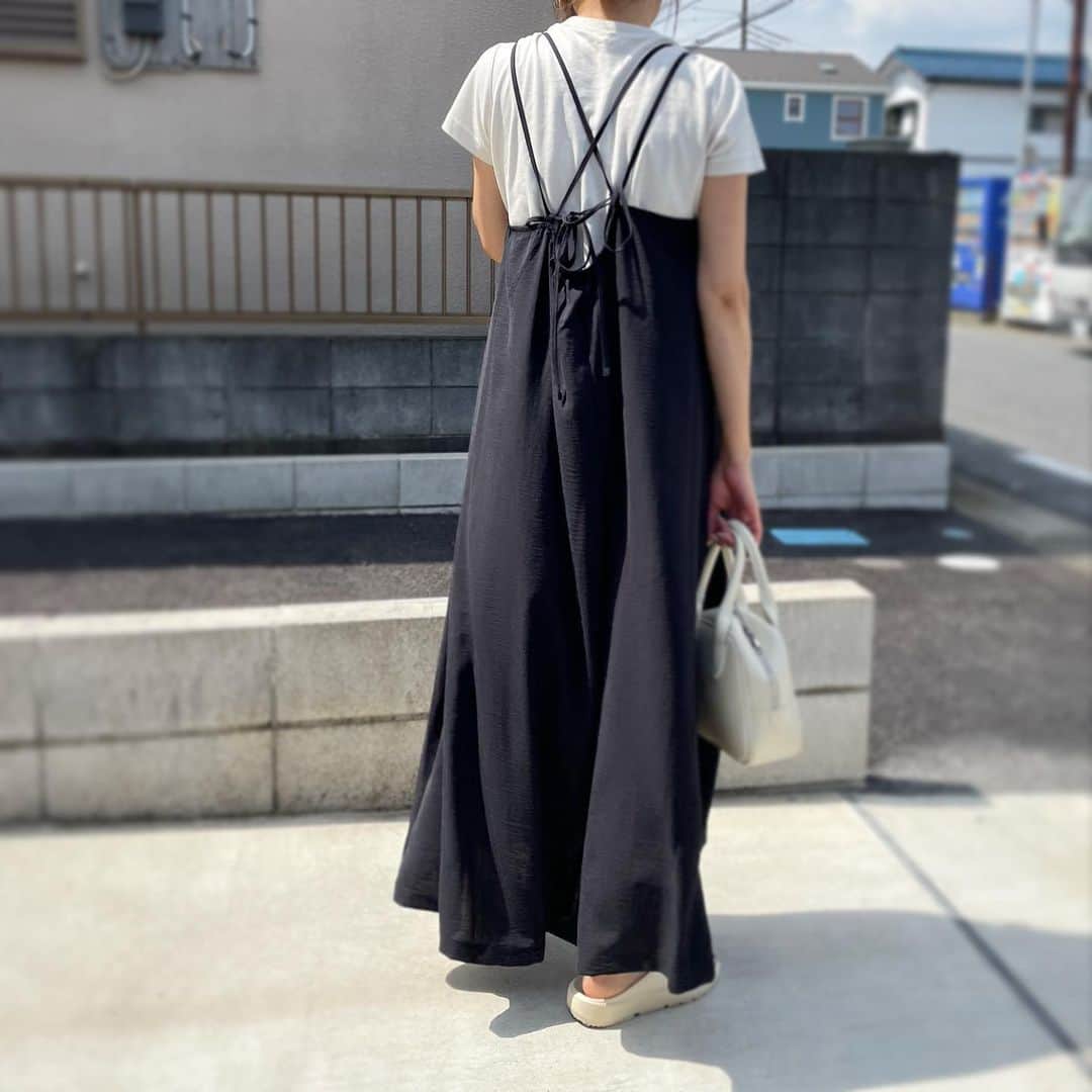 yuu_renonのインスタグラム：「@shellyisland_official  バッククロスキャミワンピース👗  zozo town限定ブランドの #shellyisland ♡  リボンの通し方は 自分で好きなように出来るよ♡  他にはベージュとブルーも可愛かったな♡ 162㎝のわたしでも たっぷりなロング丈が嬉しい♡  他にもかわいいお洋服が沢山なので覗いてみてね🎵  #大人コーデ  #ワンピース #ワンピースコーデ  #fashion#162cm#イエベ春#骨格ストレート #大人カジュアル#今日のファッション #今日のコーデ #プチプラコーデ #着回しコーデ #ママファッション #ママコーデ#3児ママ#高校生ママ #outfit #ootd #ootd_kob #ponte_fashion #mineby3mootd #mamagirl #hotmamatown #locari」