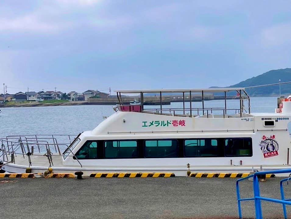 森マリアさんのインスタグラム写真 - (森マリアInstagram)「壱岐②  辰の島をぐるっとクルージング🚤 島に近づくにつれ、海が透き通ったエメラルドグリーンに 変わっていく様がとても綺麗で感動🥹 晴れた日だと船が浮いて見えるらしい👀  断崖のぎりぎりまで近づいたり、 高い波に揺さぶられたり、冒険気分だった！ あまりの神秘さに飲み込まれそうで、 自然の偉大さを改めて感じました😌  次は上陸して探検してみたい！！  #壱岐 #クルージング #旅日記」6月23日 17時15分 - maria_mori_official