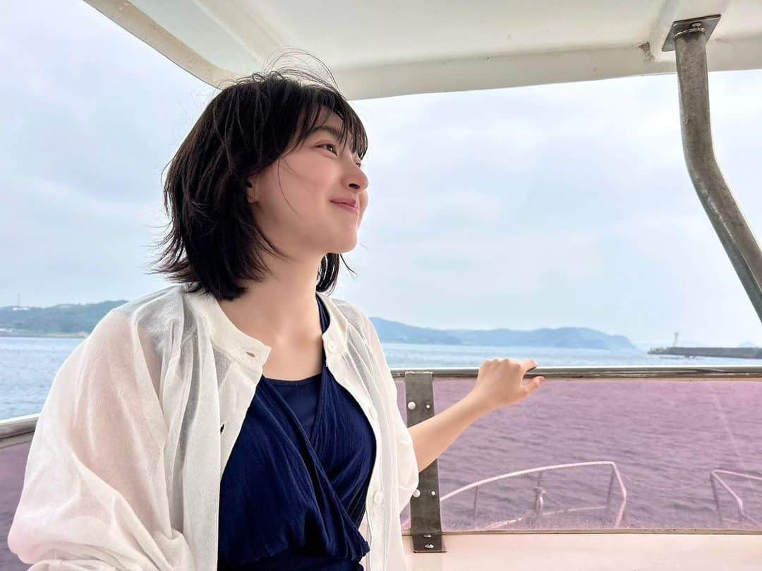 森マリアさんのインスタグラム写真 - (森マリアInstagram)「壱岐②  辰の島をぐるっとクルージング🚤 島に近づくにつれ、海が透き通ったエメラルドグリーンに 変わっていく様がとても綺麗で感動🥹 晴れた日だと船が浮いて見えるらしい👀  断崖のぎりぎりまで近づいたり、 高い波に揺さぶられたり、冒険気分だった！ あまりの神秘さに飲み込まれそうで、 自然の偉大さを改めて感じました😌  次は上陸して探検してみたい！！  #壱岐 #クルージング #旅日記」6月23日 17時15分 - maria_mori_official