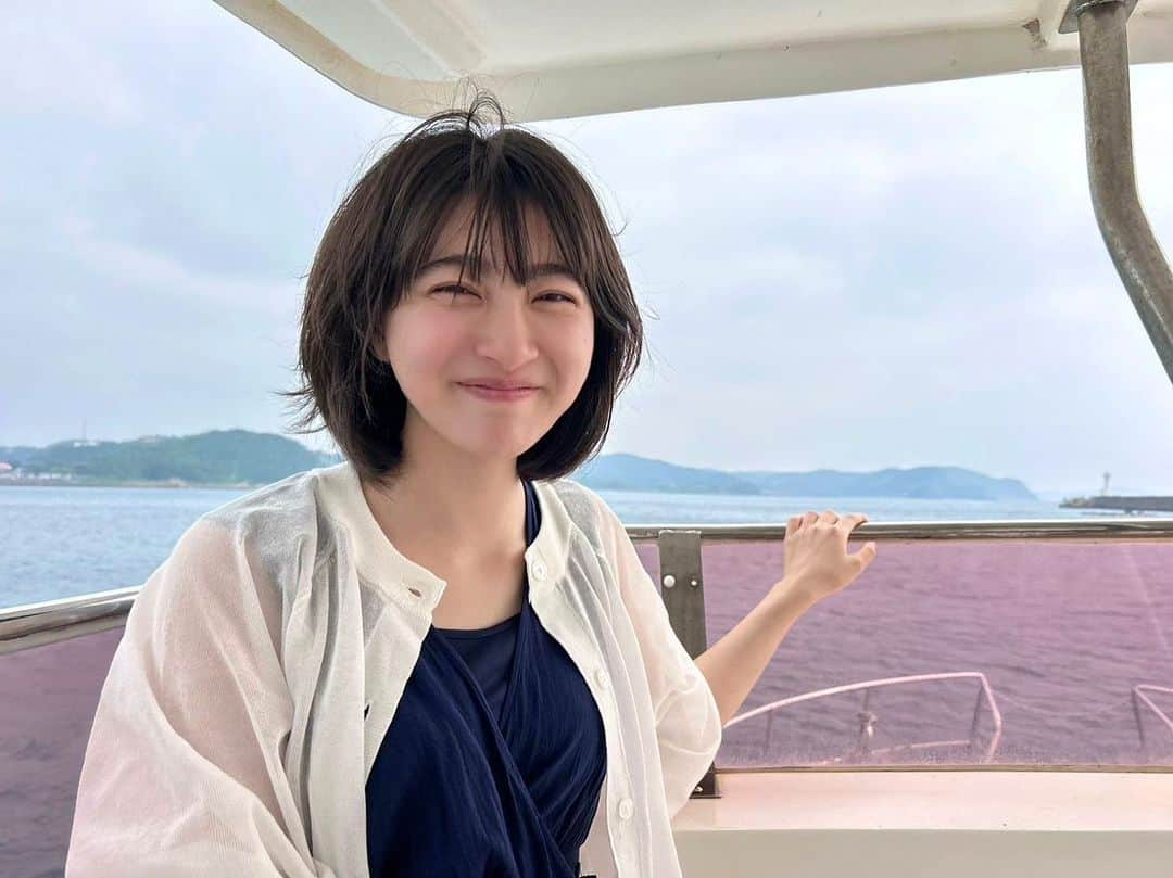 森マリアさんのインスタグラム写真 - (森マリアInstagram)「壱岐②  辰の島をぐるっとクルージング🚤 島に近づくにつれ、海が透き通ったエメラルドグリーンに 変わっていく様がとても綺麗で感動🥹 晴れた日だと船が浮いて見えるらしい👀  断崖のぎりぎりまで近づいたり、 高い波に揺さぶられたり、冒険気分だった！ あまりの神秘さに飲み込まれそうで、 自然の偉大さを改めて感じました😌  次は上陸して探検してみたい！！  #壱岐 #クルージング #旅日記」6月23日 17時15分 - maria_mori_official