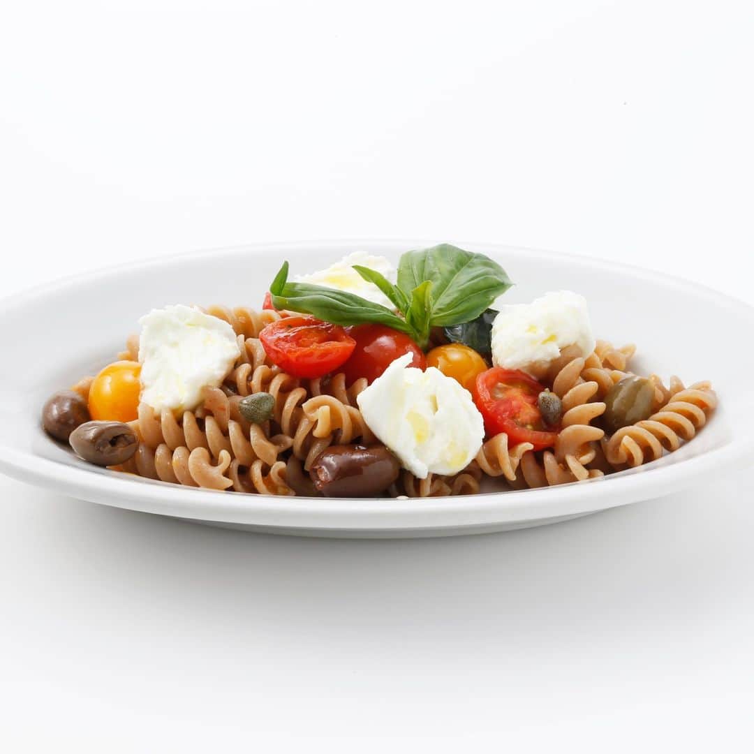 EATALY Tokyoさんのインスタグラム写真 - (EATALY TokyoInstagram)「🍝Ginza Guilty free menu  銀座店にて、グルテンフリーのパスタなどを使用した、ギルティフリーメニューをご用意致しました。 （期間限定）  ◆アンティパスト・ミスト・オルトラーナ オルトナーラ（菜園風）という名のとおり野菜をふんだんに使った前菜の盛り合わせ。　 ￥９９０（税込）  ◆オーツ麦フジッリのクルダイオーラ グルテンフリーパスタとモッツァレラ、タッジャスカオリーブ、チェリートマト、ダッテリーノトマトを合わせたこの季節にぴったりの軽い味わいです。 ￥７８０（税込）  ◆キナラ・チーズ　バルサミコ添え 植物性レンネット（野生のアザミの花に含まれる酵素）によりチーズを凝固させる希少な伝統製法で作られたチーズです。 ￥５８０（税込）  単品でもワインをあわせてコースとしてもご注文いただけます。 体に優しくて美味しいお料理をお楽しみください。  #eataly #イータリー  #イータリー銀座  #銀座   #東京グルメ  #銀座グルメ #グルテンフリー #ギルティフリー #パスタ」6月23日 17時16分 - eataly.tokyo