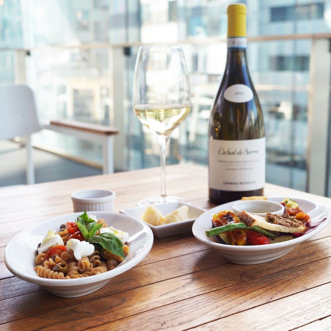EATALY Tokyoさんのインスタグラム写真 - (EATALY TokyoInstagram)「🍝Ginza Guilty free menu  銀座店にて、グルテンフリーのパスタなどを使用した、ギルティフリーメニューをご用意致しました。 （期間限定）  ◆アンティパスト・ミスト・オルトラーナ オルトナーラ（菜園風）という名のとおり野菜をふんだんに使った前菜の盛り合わせ。　 ￥９９０（税込）  ◆オーツ麦フジッリのクルダイオーラ グルテンフリーパスタとモッツァレラ、タッジャスカオリーブ、チェリートマト、ダッテリーノトマトを合わせたこの季節にぴったりの軽い味わいです。 ￥７８０（税込）  ◆キナラ・チーズ　バルサミコ添え 植物性レンネット（野生のアザミの花に含まれる酵素）によりチーズを凝固させる希少な伝統製法で作られたチーズです。 ￥５８０（税込）  単品でもワインをあわせてコースとしてもご注文いただけます。 体に優しくて美味しいお料理をお楽しみください。  #eataly #イータリー  #イータリー銀座  #銀座   #東京グルメ  #銀座グルメ #グルテンフリー #ギルティフリー #パスタ」6月23日 17時16分 - eataly.tokyo