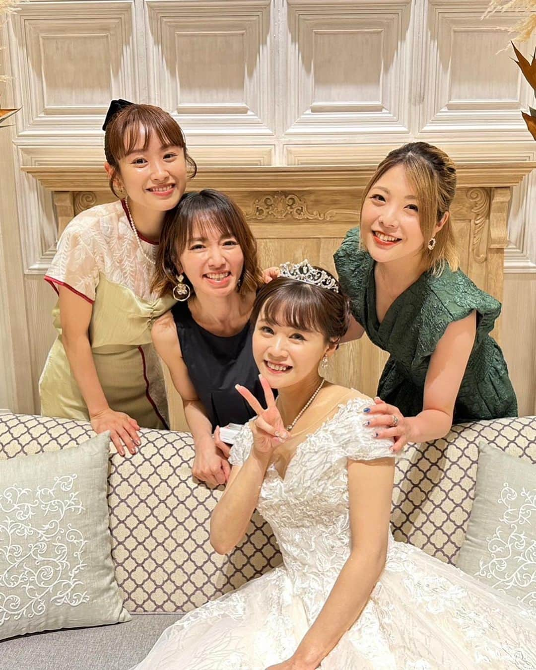 小川麻琴さんのインスタグラム写真 - (小川麻琴Instagram)「昨日は、新垣里沙ちゃんとヤスタケさんの結婚式に同期で参列してきました💒✨  式場はもちろんなのですがガキさんのドレス姿が本当に本当に綺麗で、出てきた瞬間涙が出ました🥹✨  結婚式、披露宴を通して終始家族愛が溢れる温かい式で、家族って良いなぁって心から感じさせてもられる素晴らしい式でした😌  お2人らしい明るく楽しいサプライズも沢山あって、私たちもとっても楽しませてもらいましたし  ガキさんの後ろで、急遽同期でハピサマも踊ったりと、思い出に残る時間になりました❤️  幸せそうなガキさんに もらい泣きしっぱなしだったけど、参列者まで幸せを分けてもらえる結婚式ってやっぱりいいですね🥹  ガキさん、ヤスタケさん！ 改めましてご結婚おめでとうございます✨ 末永くお幸せに❤️❤️❤️  #新垣里沙 ちゃん #結婚式  #同期で  #お祝い  #末長くお幸せに」6月23日 17時20分 - 1029_makoto