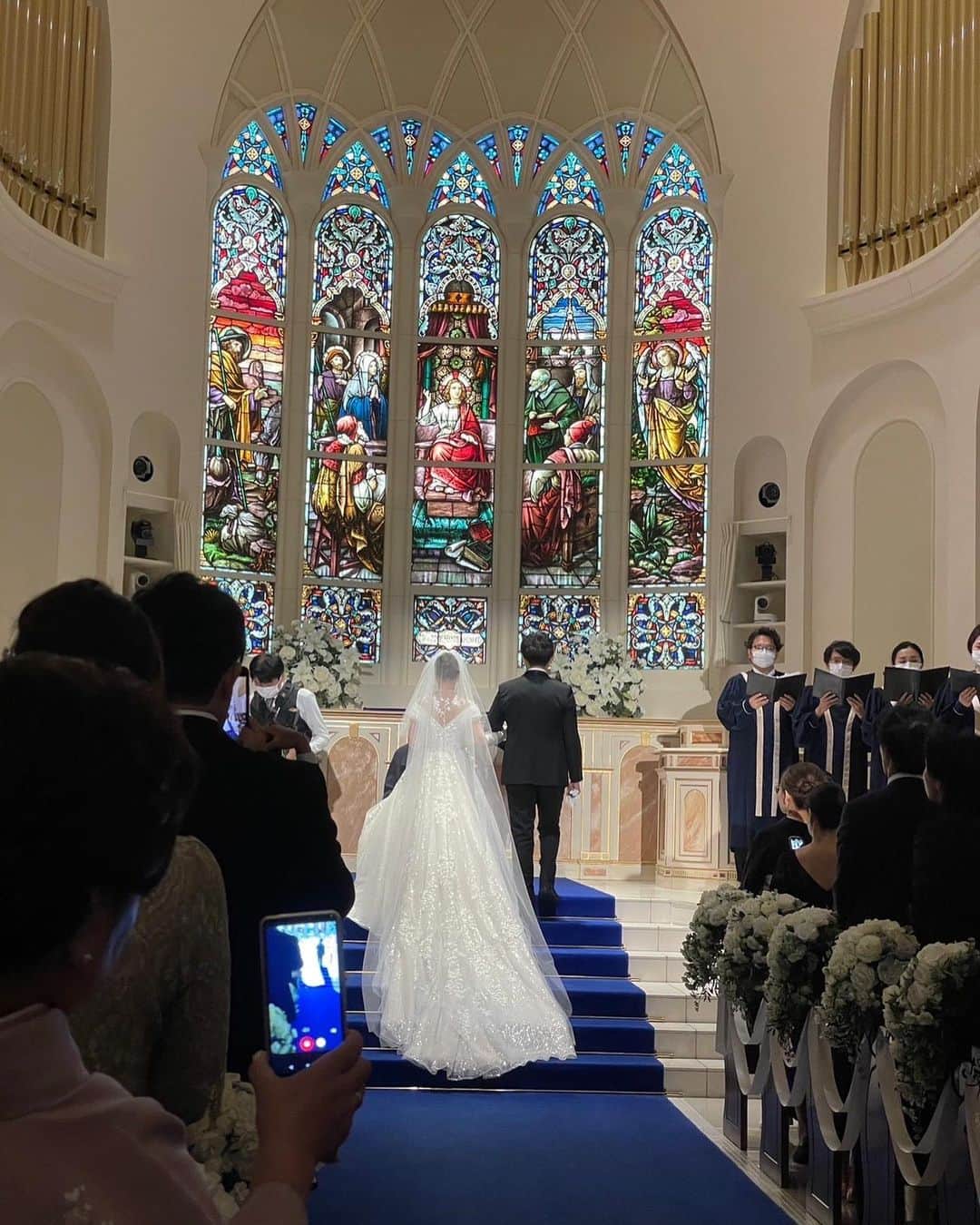 小川麻琴さんのインスタグラム写真 - (小川麻琴Instagram)「昨日は、新垣里沙ちゃんとヤスタケさんの結婚式に同期で参列してきました💒✨  式場はもちろんなのですがガキさんのドレス姿が本当に本当に綺麗で、出てきた瞬間涙が出ました🥹✨  結婚式、披露宴を通して終始家族愛が溢れる温かい式で、家族って良いなぁって心から感じさせてもられる素晴らしい式でした😌  お2人らしい明るく楽しいサプライズも沢山あって、私たちもとっても楽しませてもらいましたし  ガキさんの後ろで、急遽同期でハピサマも踊ったりと、思い出に残る時間になりました❤️  幸せそうなガキさんに もらい泣きしっぱなしだったけど、参列者まで幸せを分けてもらえる結婚式ってやっぱりいいですね🥹  ガキさん、ヤスタケさん！ 改めましてご結婚おめでとうございます✨ 末永くお幸せに❤️❤️❤️  #新垣里沙 ちゃん #結婚式  #同期で  #お祝い  #末長くお幸せに」6月23日 17時20分 - 1029_makoto