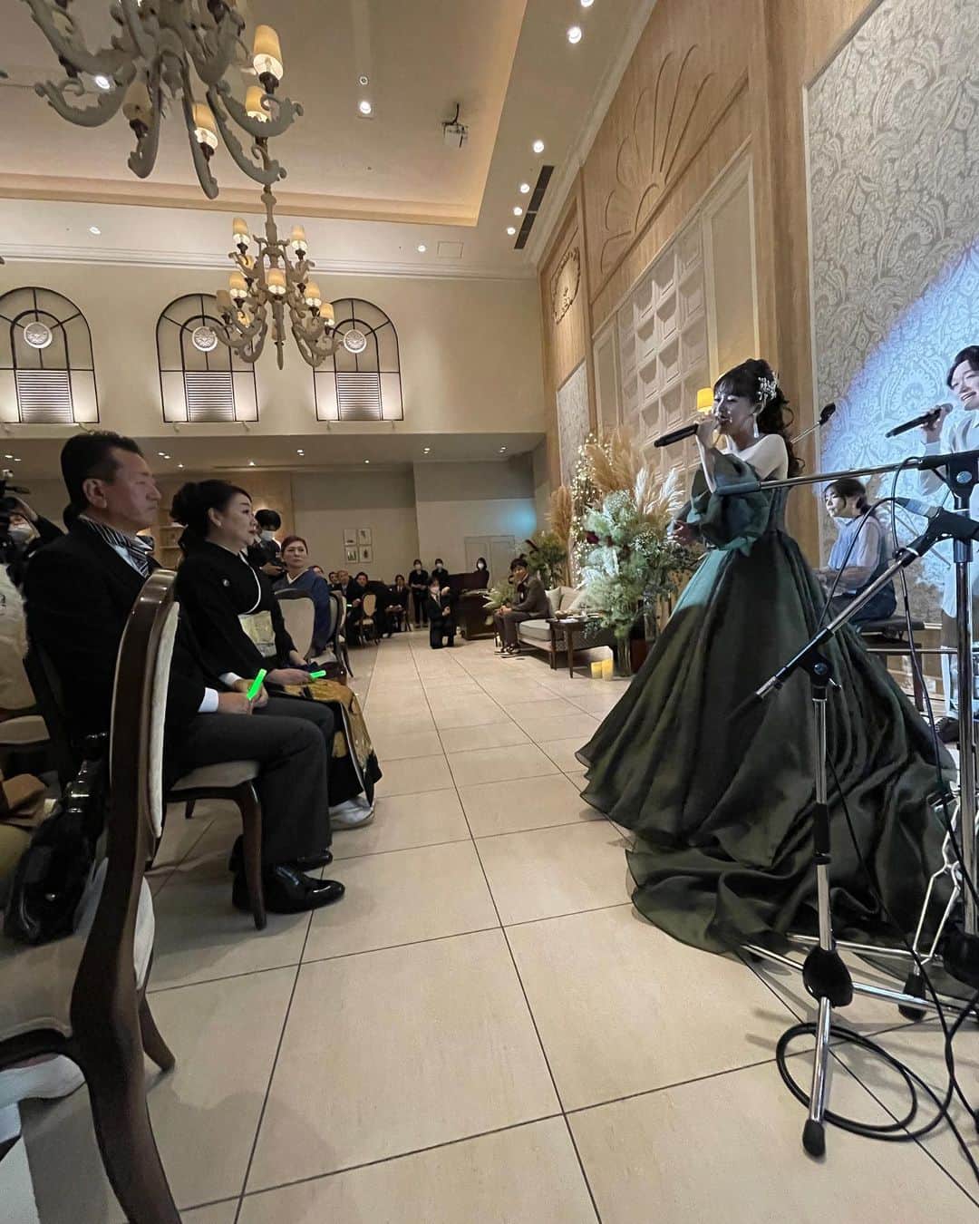 小川麻琴さんのインスタグラム写真 - (小川麻琴Instagram)「昨日は、新垣里沙ちゃんとヤスタケさんの結婚式に同期で参列してきました💒✨  式場はもちろんなのですがガキさんのドレス姿が本当に本当に綺麗で、出てきた瞬間涙が出ました🥹✨  結婚式、披露宴を通して終始家族愛が溢れる温かい式で、家族って良いなぁって心から感じさせてもられる素晴らしい式でした😌  お2人らしい明るく楽しいサプライズも沢山あって、私たちもとっても楽しませてもらいましたし  ガキさんの後ろで、急遽同期でハピサマも踊ったりと、思い出に残る時間になりました❤️  幸せそうなガキさんに もらい泣きしっぱなしだったけど、参列者まで幸せを分けてもらえる結婚式ってやっぱりいいですね🥹  ガキさん、ヤスタケさん！ 改めましてご結婚おめでとうございます✨ 末永くお幸せに❤️❤️❤️  #新垣里沙 ちゃん #結婚式  #同期で  #お祝い  #末長くお幸せに」6月23日 17時20分 - 1029_makoto