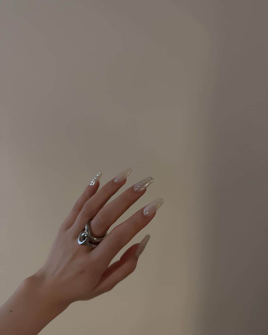 erinaさんのインスタグラム写真 - (erinaInstagram)「New nail＆New ring🐚  ringは金属アレルギーの方でも付けれる✨」6月23日 17時21分 - e___rrina