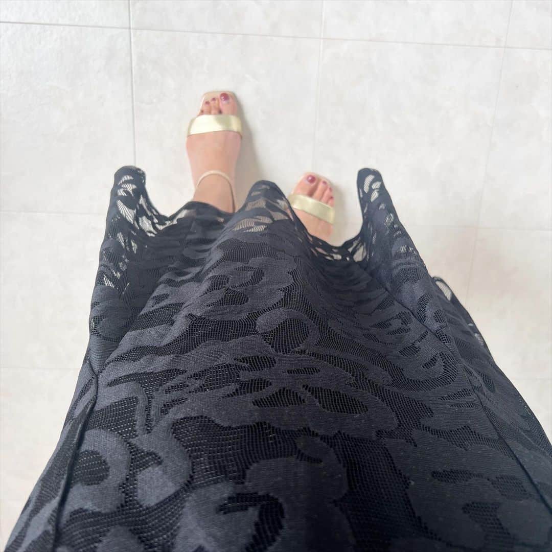 筧沙奈恵さんのインスタグラム写真 - (筧沙奈恵Instagram)「black×black♠️ ・ たまにしたくなる、ブラックコーデ！ フリルトップスにkuihのフラワーメッシュスカートを合わせました😌 ・ スカートはフラワー柄のメッシュ素材になっているので、のっぺりせずに華やかな印象😍 ・ マーメイドラインなので、カジュアルすぎずキレイめなテイストに仕上がるところも気に入っています。 ・ kuihでは、今ちょうど春夏もののセール開催中です👖@kuih_store で6/15に実施されたインスタライブのアーカイブで限定クーポンが出ているので、お買い物される方はぜひ✨ ・ #kuih #クイ #kuihスト #kuihst  #PR」6月23日 17時21分 - sanaekakei