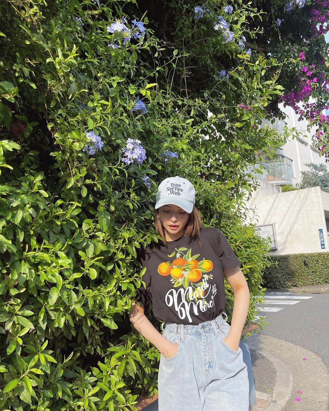 野崎萌香のインスタグラム：「💐👖☀️🐣  CAP... @typeservice.web_japan  T shirt... @mardi_mercredi_japan  Denim... @trifle_official」