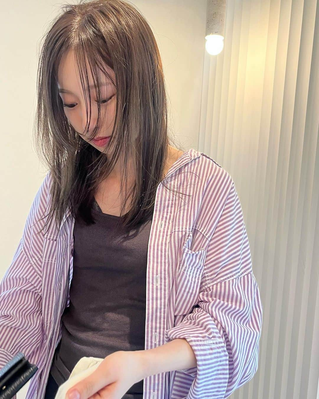 新倉真奈美のインスタグラム：「lavender gray❤︎  顔周り少しぷつっと 束っぽくpointに✂︎」