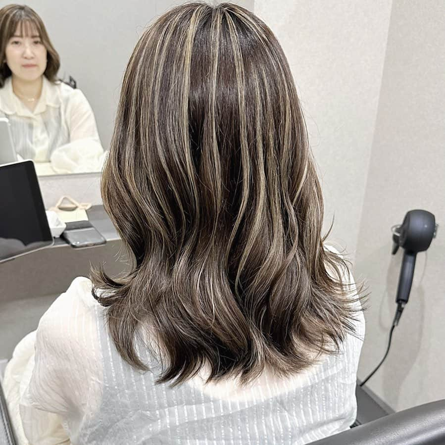 【高砂・美容師】平岡歩 ヘアアレンジ hairarrangeさんのインスタグラム写真 - (【高砂・美容師】平岡歩 ヘアアレンジ hairarrangeInstagram)「白髪活かし？コントラスト？ どっち選べばいい？👀  ハイライトカラー迷子を救う人🥇平岡あゆみと申します🙇‍♂️  現在ありがたいことに、ご新規様のご予約が基本的、1.5から2ヶ月待ちとなっております🙇‍♂️ ご予約お取りしずらいですが、是非諦めず予約獲得に挑戦していただけると嬉しく思います✨ ご希望であればスラッシュの他の優秀なスタッフのご紹介もさせて頂きますのでご相談ください✨  ⚠️ハイライトでこんな悩み、経験はございませんか？ ⁡ 😞ハイライトしたけどよくわからない 😞ハイライトが太すぎて虎柄みたいになった 😞ハイライトが白髪みたいになった 😞ハイライトが何故か思い通りになった事がない ⁡ これらのお悩みや失敗には全て理由があって、例えばよくわからないハイライトは、カラーを塗る際の塗り分けの仕方が間違っていたり、ハイライトが太いのはハイライトの入れ方に工夫がなかったり、僕自身もまだ経験が浅い頃全てを経験した事がありました（その頃お越し頂いてたお客様すみません🙏）ですが失敗を糧にお客様に必ず喜んで貰える様になりたいと、10年以上の美容師人生をかけ、その術を学び、考え、習得して参りました✨ ⁡ 他のハイライトカラーも是非ご覧下さい👇 @ayumi_hiraoka ⁡ ハイライトに挑戦したいけど綺麗になるのか不安と言う方、その不安は僕の前では絶対に安心に変わるので、お悩みの方は是非ご相談ください☺️ ⁡ ハイライトは特殊な技術故に誰でも出来る技術ではございません🙅‍♂️難しい技術で、お客様の現在の髪状態や施術履歴にも非常に影響されるので、先ずは一度予約ご相談用 LINEからご相談ください🙏 難しい技術の為、1度のご来店では出来ない場合もあります、その際はどうすれば出来る様になるのか計算してプランをお伝え致しますのでご安心ください🙇‍♂️ ⁡ が【ハイライトをお考えの方へ💇‍♀️✨】 ハイライトをする時は… ▶︎色味 グレーorグレージュorブラウンorベージュor暖色 ▶︎明るさはどのくらい 暗めor明るめor明るすぎず暗すぎず？ ▶︎ハイライトの太さのイメージ 太めor細め？ ▶︎どういうイメージにみられたい？ カジュアル系orギャル系？ この4つを元に選ぶと美容師さんにも伝わりやすので是非ご参考下さい💁‍♀️ 僕が担当させていただく場合はこの項目を元にしっかり安心できるカウンセリングをさせて頂いてから、施術に入るので初めての方も是非ご相談ください😊  詳しくはプロフィールURLの料金表ご覧下さい🙏 【兵庫県姫路市】 ▶︎平岡歩 @ayumi_hiraoka ＿＿＿＿＿＿＿＿＿＿＿＿＿＿＿＿＿＿＿＿＿＿＿ 今まで幸せにさせて頂いた方々の髪はこちら💁‍♀️ ⬇︎⬇︎⬇︎⬇︎⬇︎⬇︎⬇︎⬇︎⬇︎⬇︎⬇︎⬇︎⬇︎⬇︎⬇︎⬇︎⬇︎⬇︎ 《@ayumi_hiraoka》 ＿＿＿＿＿＿＿＿＿＿＿＿＿＿＿＿＿＿＿＿＿＿＿  @slash_lifedesignsalon  株式会社s.l.d  代表平岡歩 ⁡  【お店情報】 営業時間　10時〜20時ぐらい 料金表　プロフィールURLに記載 住所　兵庫県姫路市西二階町121番地2階 ⁡ 【ご予約方法】 現在ご新規様のご予約はキャンセル待ちのみと なっております🙇‍♂️ キャンセル待ち専用 LINEを登録して、送られてくるキャンセル待ちエントリーフォームを入力してエントリーして下さい🙏 ご予約時にLINE @にて ・料金の事前提示 ・所要時間の事前提示 ・このカラーはどのメニュー選べばいい？ などお気軽にご相談下さい🙇‍♂️ ご予約はこちらのLINEからお願いします♪ LINE ID 【@183ihoos】 LINEのID検索より検索してください 最初の＠マークを忘れずに入れて下さい。 ご質問などはコメントにお願い致します！  #ハイライトカラー #ハイライトロング #ハイライトヘア  #白髪ぼかしハイライト #白髪を活かすハイライト  #姫路美容室　#姫路美容院　#姫路ハイライトカラー #姫路ハイライト #ブリーチなしハイライト#インナーハイライト#脱白髪染めハイライト #脱白髪染め #白髪活かしカラー　#白髪活かし　#スタイリングオイル #旦那様にも褒められるハイライト」6月23日 17時35分 - ayumi_hiraoka