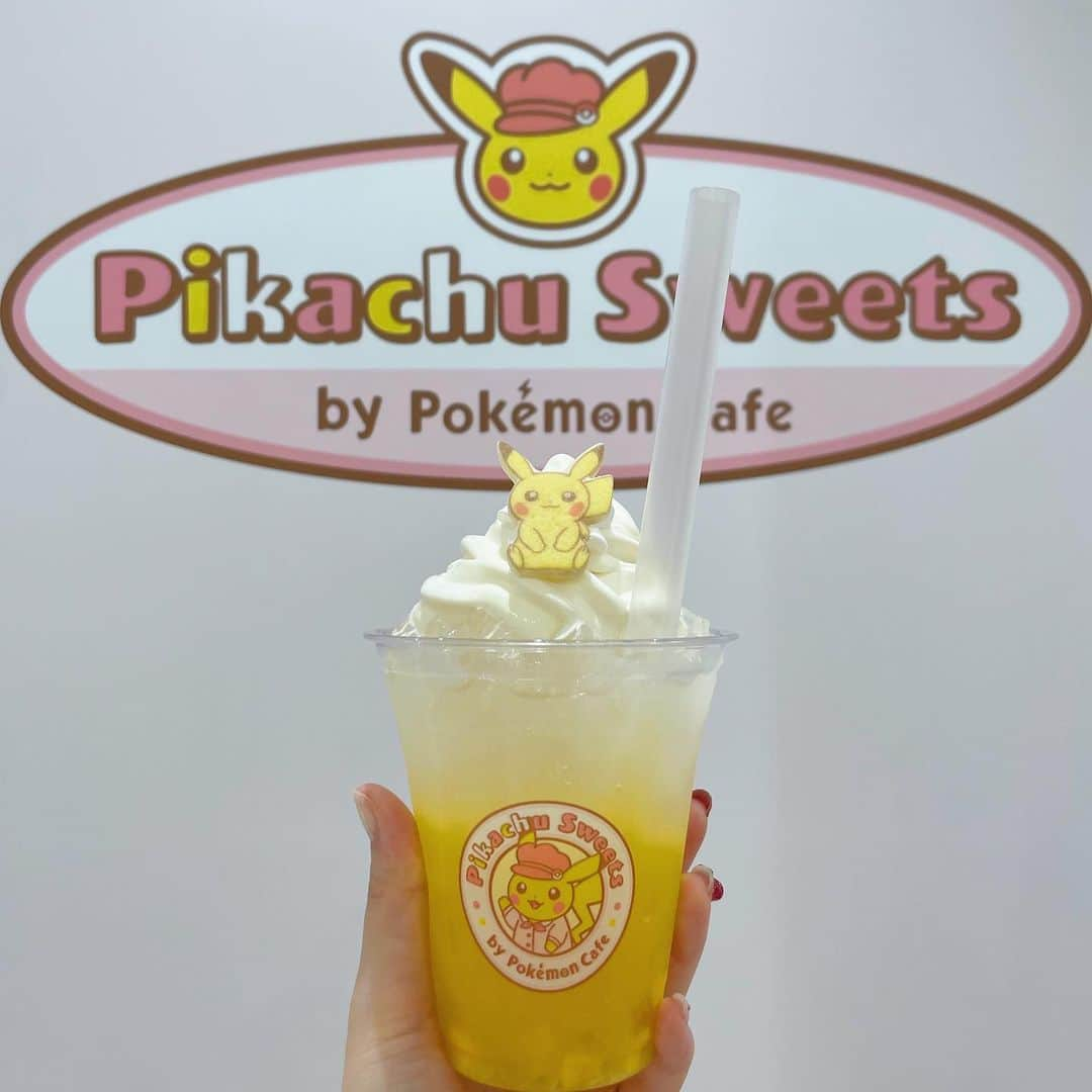 平野友里（ゆり丸）のインスタグラム：「💛  池袋サンシャインの中にある #ポケモンスイーツbyポケモンカフェ 🍹💛  めちゃくちゃかわちくて着いた 瞬間テンションぶち上がり🥹💛  🍹My ピカチュウのしゅわしゅわ マンゴートロピカルフロート🥭  単品¥864 ストローチャーム付 ¥1634  さっぱりマンゴーソーダと バニラソフトがおいしい♡ 比較的さっぱりしてるので助かる👍🏻  ☕️ゲットラテ(ICE) ¥594 全10種類のピカチュウの ラテアートがランダムで✨ かわち🥹  🧇ポケッフル ピカチュウのお顔のチョコが コーティングされててきゅん♡ ドリンクとセットで ¥1134  店内に沢山ピカチュウや他の ポケモンたちのぬいぐるみなども かざられててちょ〜かわちくて おすすめ❣️  店内飲食ができないので、写真 撮った後は店外で食べなきゃいけ ないのだけちょっぴり残念🤣 でも混雑避けるため仕方ないよね〜〜  ・ ・ ・ ・  #池袋 #池袋サンシャイン #池袋カフェ #池袋駅 #池袋スイーツ #サンシャイン #サンシャインシティ #ピカチュウ #ピカチュウカフェ #ポケモン #ポケモンカフェ #ポケモンカフェ池袋 #池袋カフェ巡り #カフェ巡り #カフェ部 #カフェ活 #ゆり丸カフェ巡り #カフェスタグラム #カフェさんぽ」