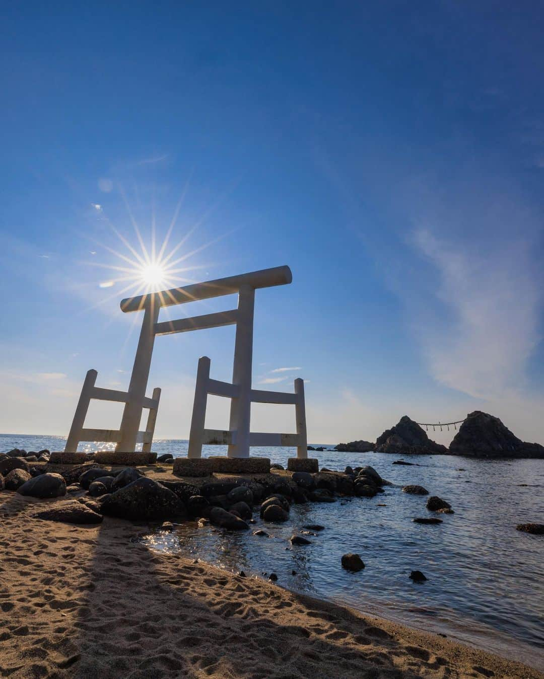 SHOCK EYEのインスタグラム：「福岡県の糸島の櫻井神社⛩️ ここは、二見ヶ浦にある夫婦岩が有名。 この日も外国の方も含めて、沢山の人が写真を撮りに来てたよ。 このロケーションはほんとオンリーワン✨ いつきても素晴らしい場所だから、世界の人が魅了されるのがよくわかる。 もし行くことがあれば、神社の方にも訪れてみてほしいな。 深い森のような感覚のある境内、、 歴史を感じる社殿、素晴らしい場所なんだ。  #櫻井神社 #夫婦岩 #二見ヶ浦 #二見ヶ浦夫婦岩」