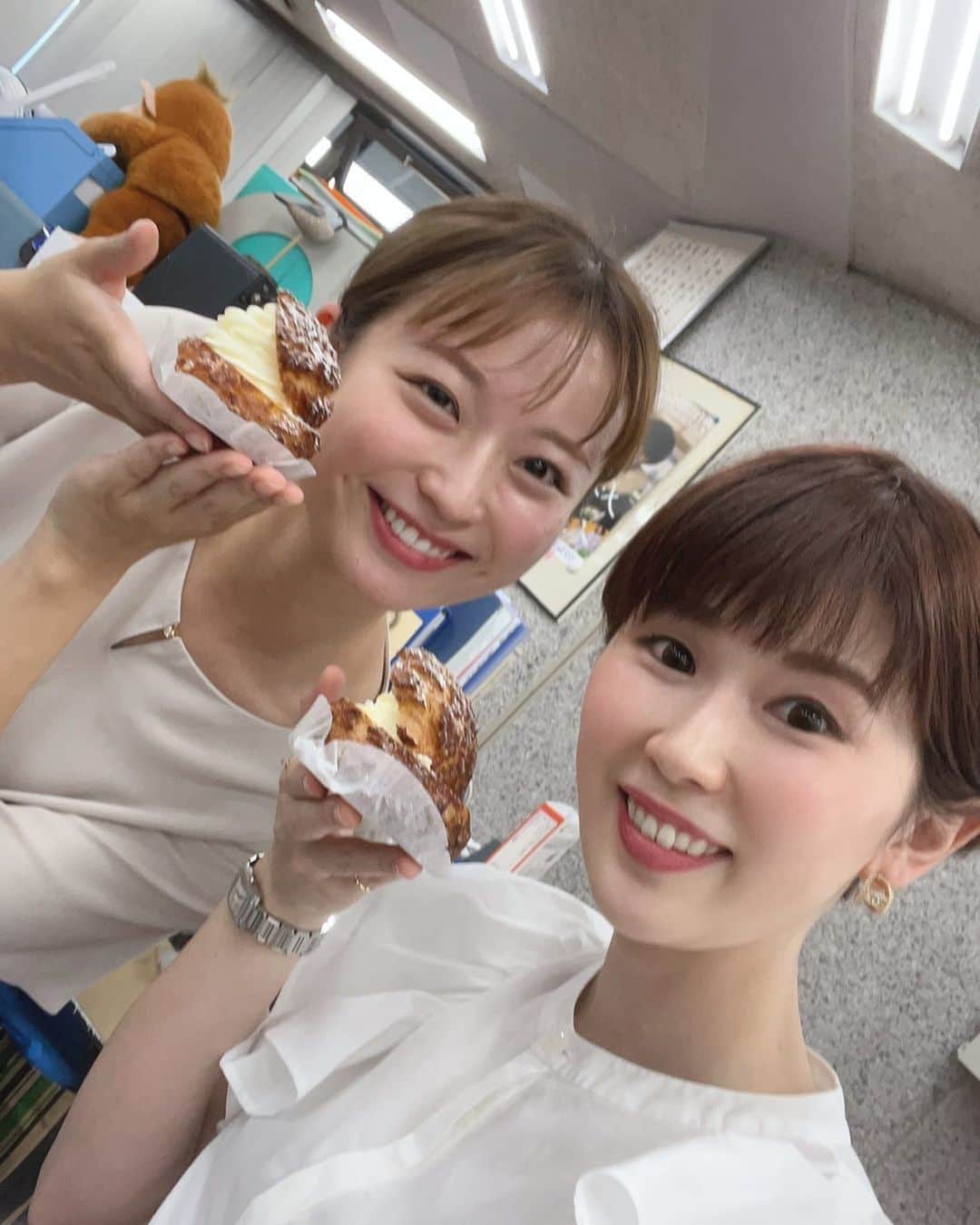 小松千絵のインスタグラム：「少し前のおやつタイム🍦🧁 甘いものを食べると元気が出ますね☺️  #アナウンサー #ラジオパーソナリティ #ラジオパーソナリティー #ラジオ #radio #radiko #山梨放送 #ybsラジオ #小松千絵 #岡本桃香」