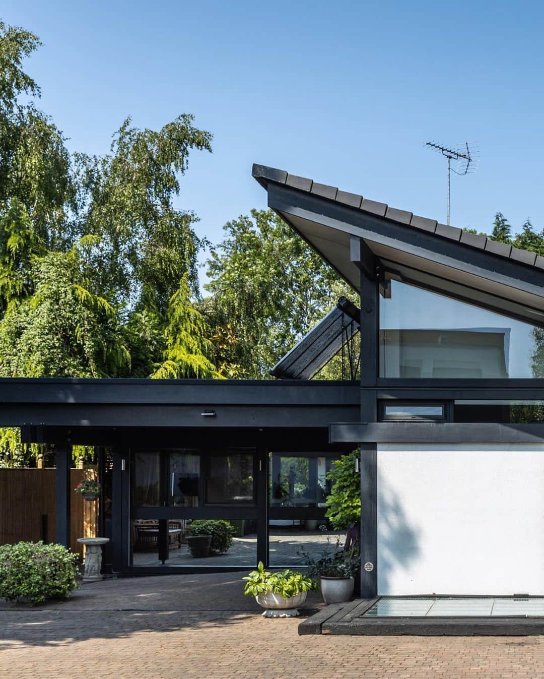The Modern Houseさんのインスタグラム写真 - (The Modern HouseInstagram)「#forsale Standing Tall: a pioneering Huf Haus in south-west London, with soaring ceilings and open-plan spaces.  Head to the link in our bio to see the full listing.   Egliston Lawns, London SW15.」6月23日 17時31分 - themodernhouse