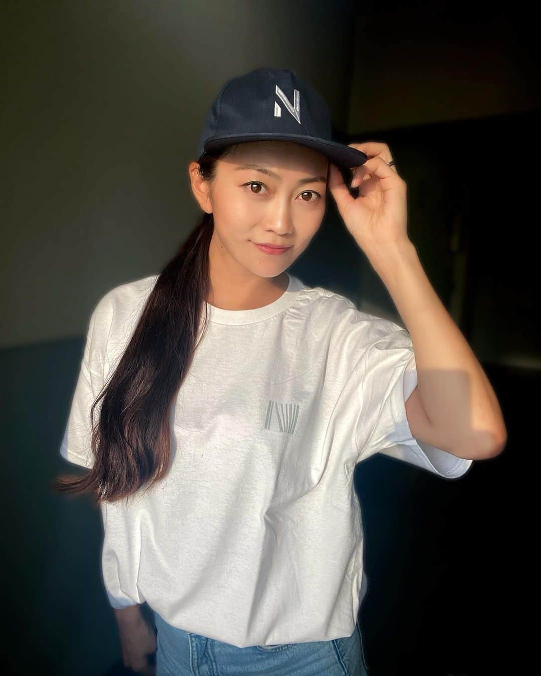 SAORIのインスタグラム：「カジュアルもありでしょ🫶😍 ミニスカートにスニーカー最近多い🙌 脚出してると姿勢も意識するし、 ちょっと日焼けしたくなっちゃう☜  cap: @nariyuki_market 『SNAPBACK CAP』 ■COLOR：NAVY ■サイズ　56～60cm ■素材　コットン60%、ポリエステル40％  Tshirt: @nariyuki_market ■COLOR：ホワイト ■サイズ　XL ■素材　コットン100%  #メニメニ #PR」