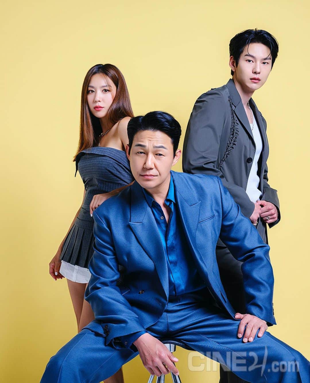 パク・ソンホのインスタグラム：「<씨네21> 영화 라방😎」