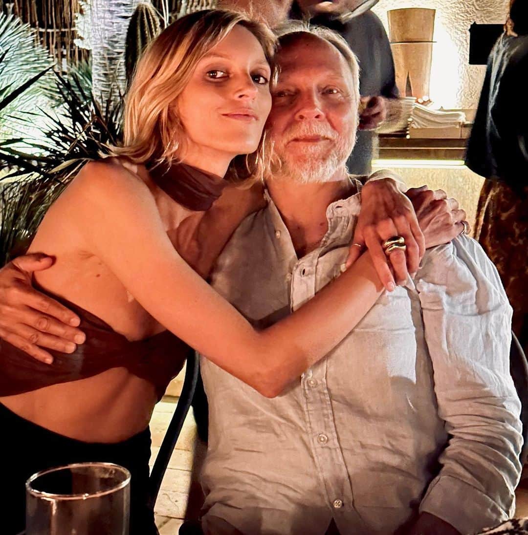アニヤ・ルービックのインスタグラム：「Happy Father’s Day Daddy! You are our sunshine ☀️」